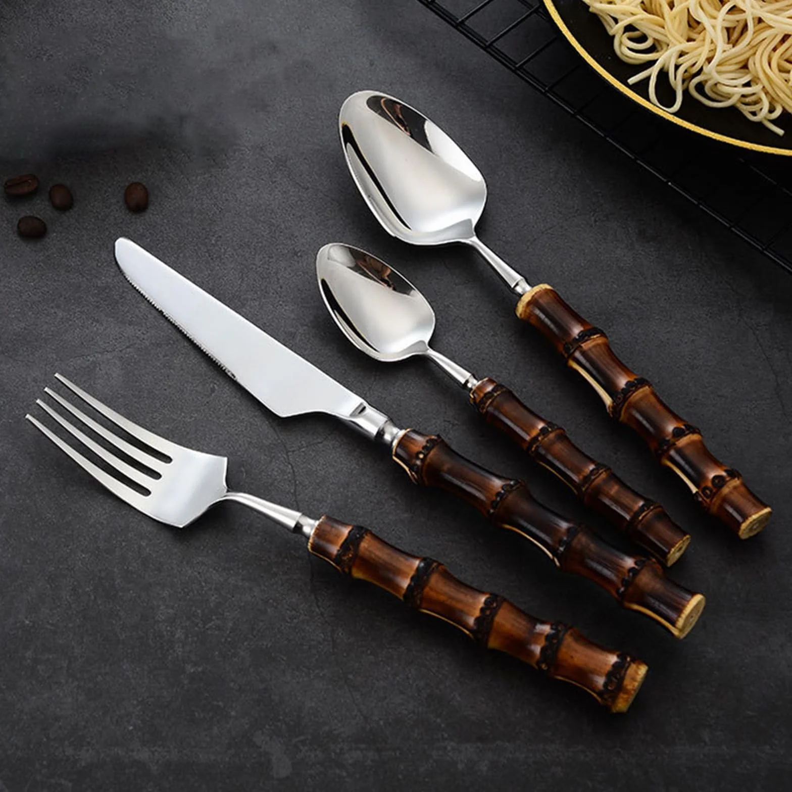 Este Juego de Cubiertos de bambú y Madera para 6 Personas Incluye un Elegante Juego de Cubiertos de Acero Inoxidable para la Mesa, Ideal para el hogar, la Cocina o el Restaurante. Cuenta con