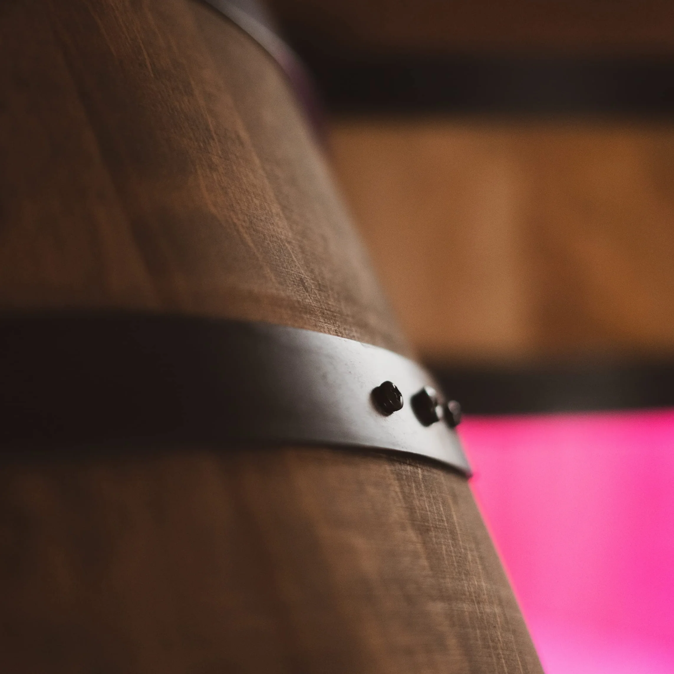 CREATIVE COOPER Barril de bar con soporte para vino – Botellero LED RGB – Barril de madera 80 x 50 cm – Decoración rústica – Armario para vino – Armario para vinos (marrón oscuro)