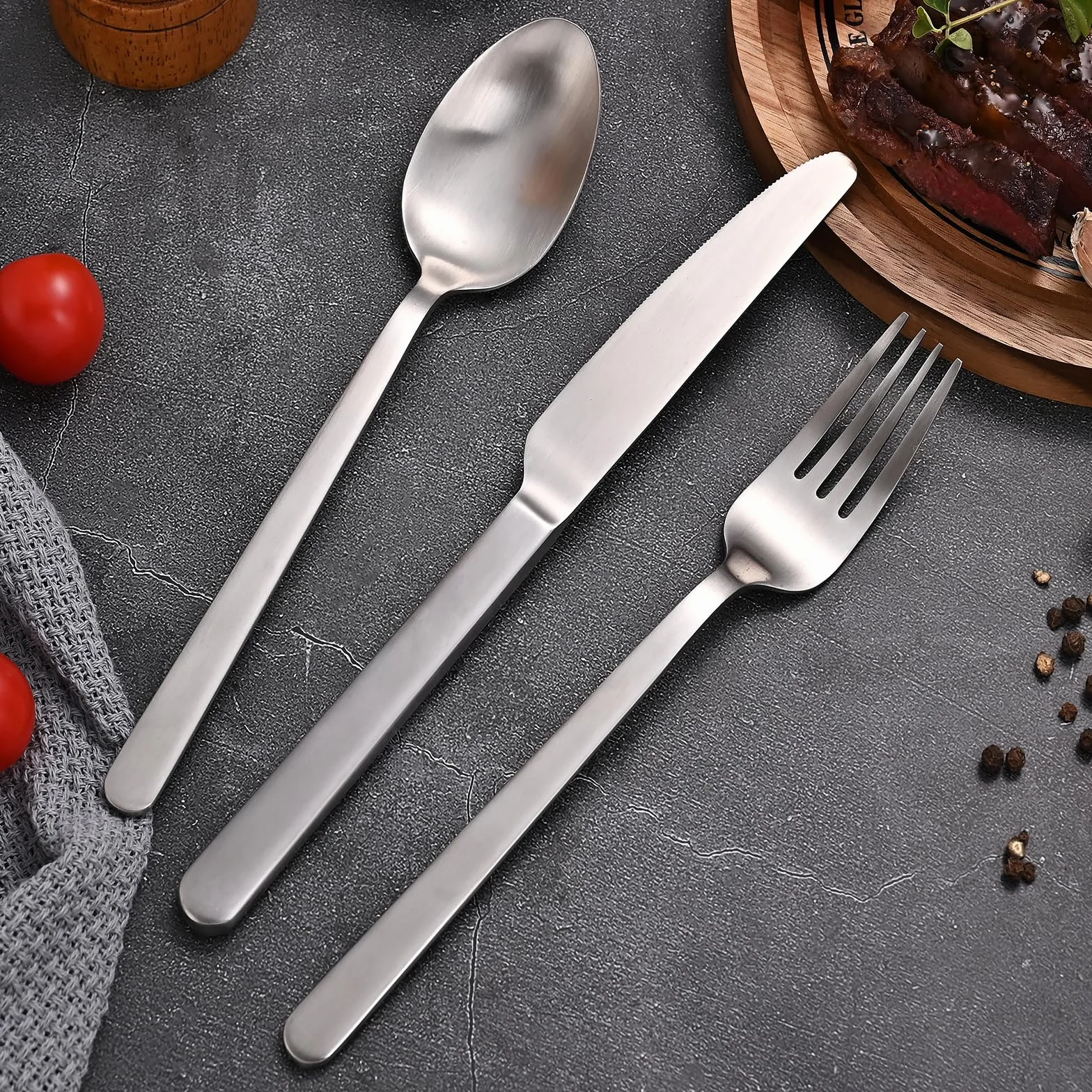 KINGSTONE Juego de cubiertos forjados, juego de cubiertos mate para 8, cubiertos de acero inoxidable 18/10, acabado satinado mate para el hogar, restaurante, boda, fiesta (plata mate)