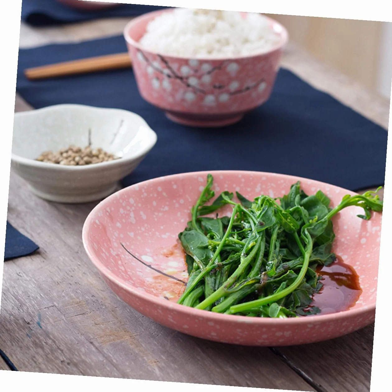 Vajilla Japonesa Rosa Elegante y Práctico para Servir Arroz Postres y Ensaladas Incluye Cuencos Platos Cucharas Palillos y Tazas para Uso Diario y Regalo de Inauguración de Casa