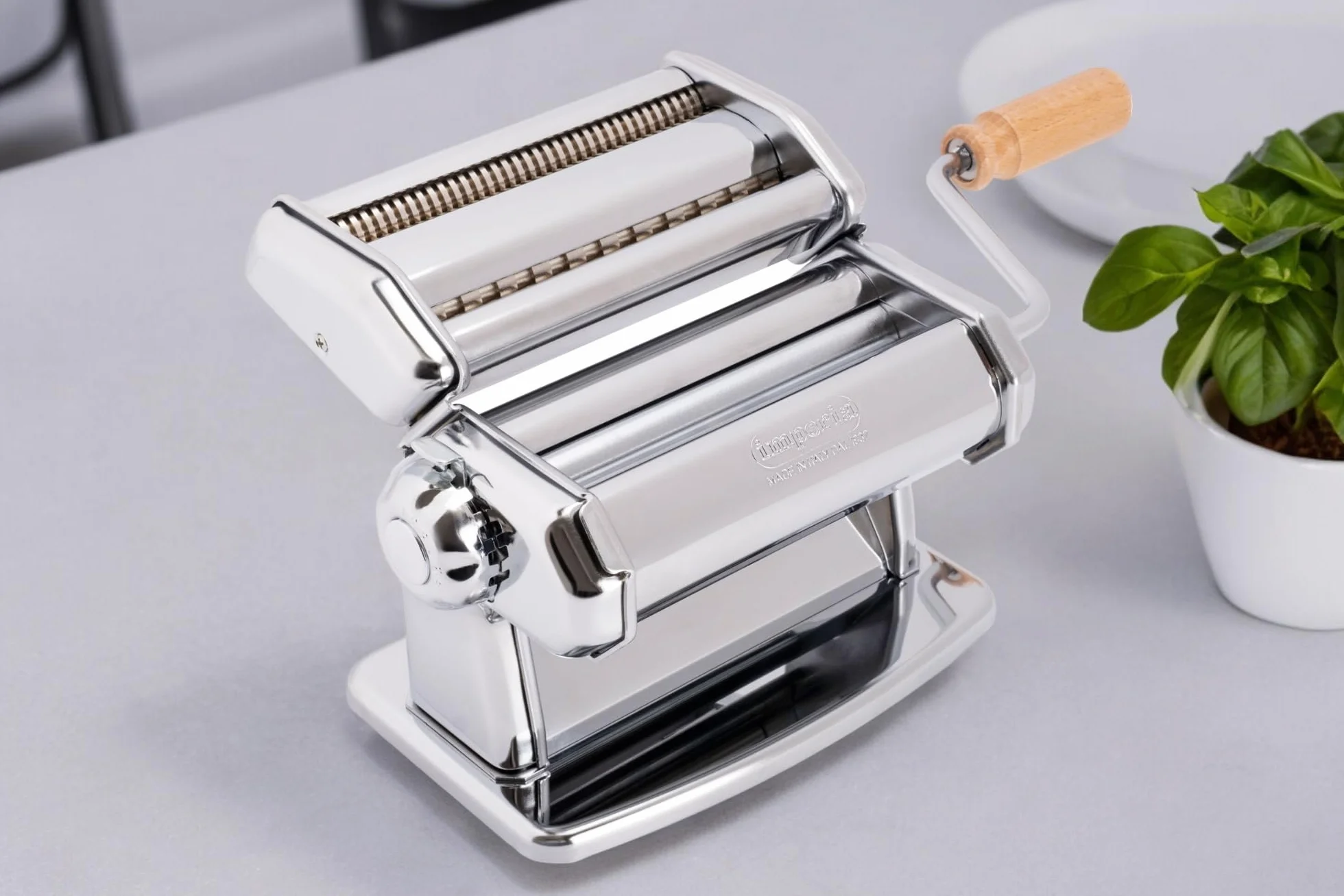mperia IPASTA Línea Imperia. Máquina para pasta 100% fabricada en Italia. Máquina para pasta fresca de acero. Laminadora manual con manivela para lasaña, tagliolini y fettuccine. Cromada.