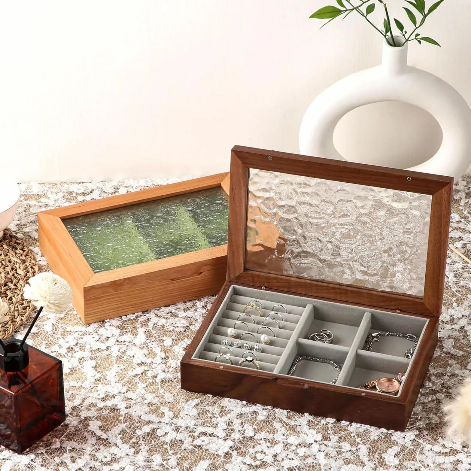 Baúl de almacenamiento de joyas de madera resistente con accesorio interior de felpa para coleccionistas y viajeros por igual