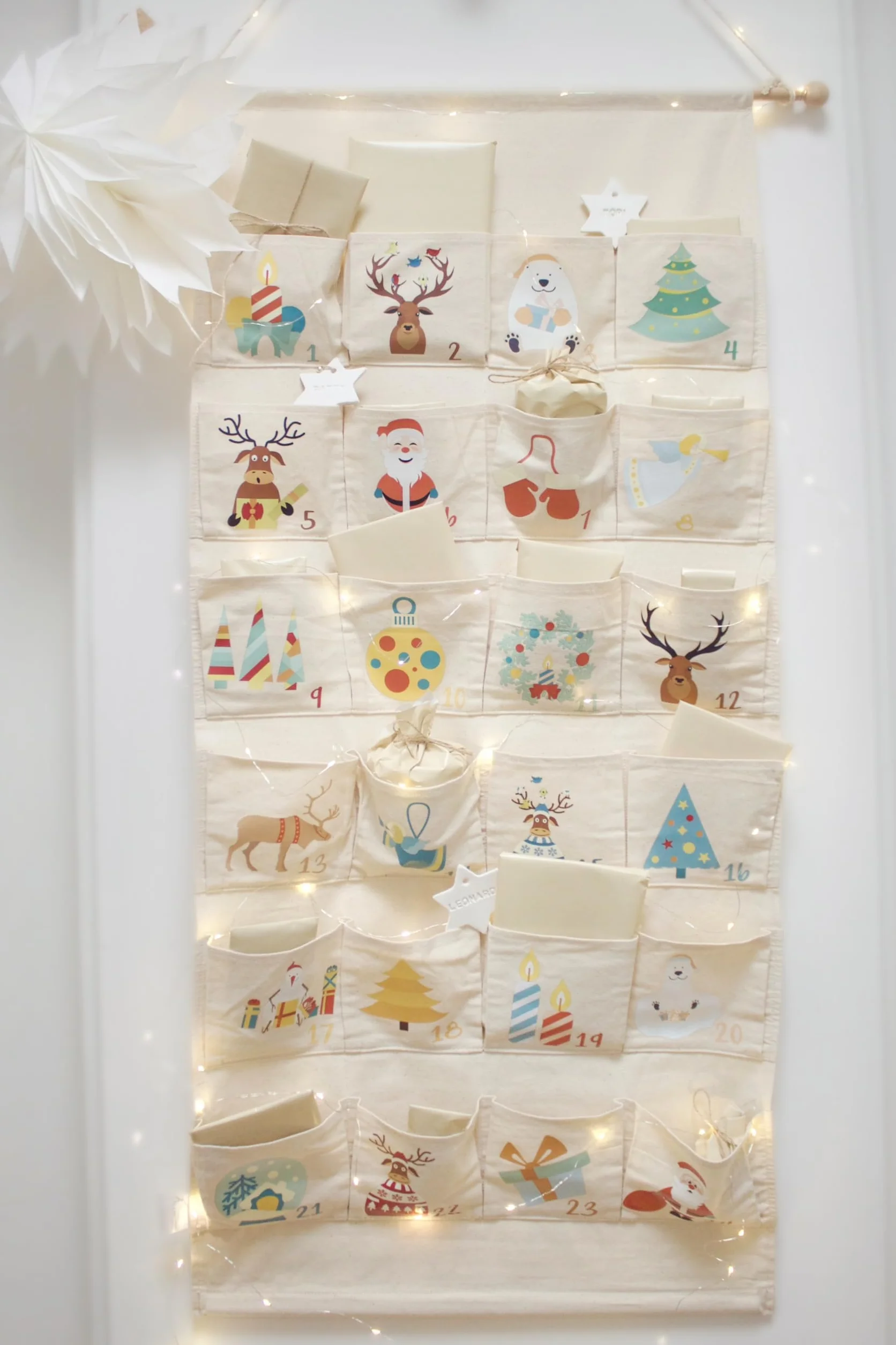 Calendario de Adviento para rellenar, tela de lino, 24 compartimentos, para colgar, con barra de madera, 108 x 51 cm