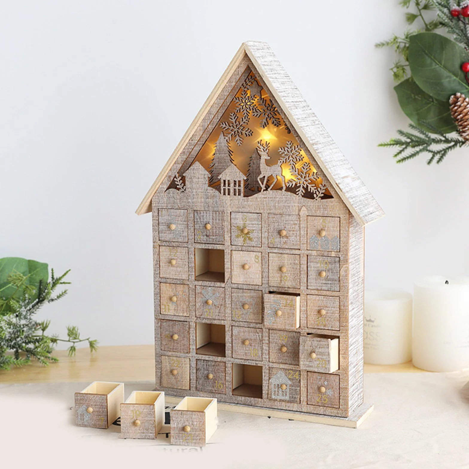 Calendario de madera con cuenta regresiva de árbol de Navidad y casa de renos con luces LED y cajón sorpresa