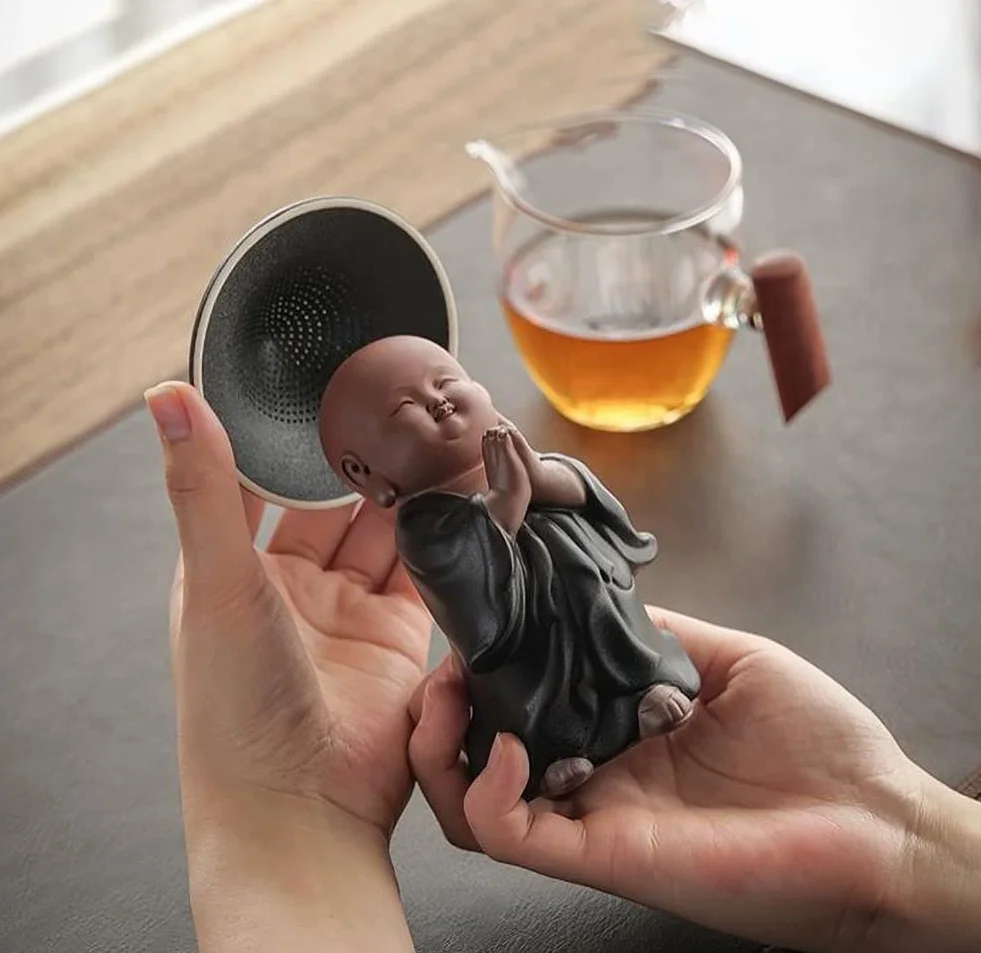 Infusor de té de malla fina de cerámica, infusor para té suelto, colador de malla fina, estatua de monje pequeño, decoración de mesa de té, filtro de té A01