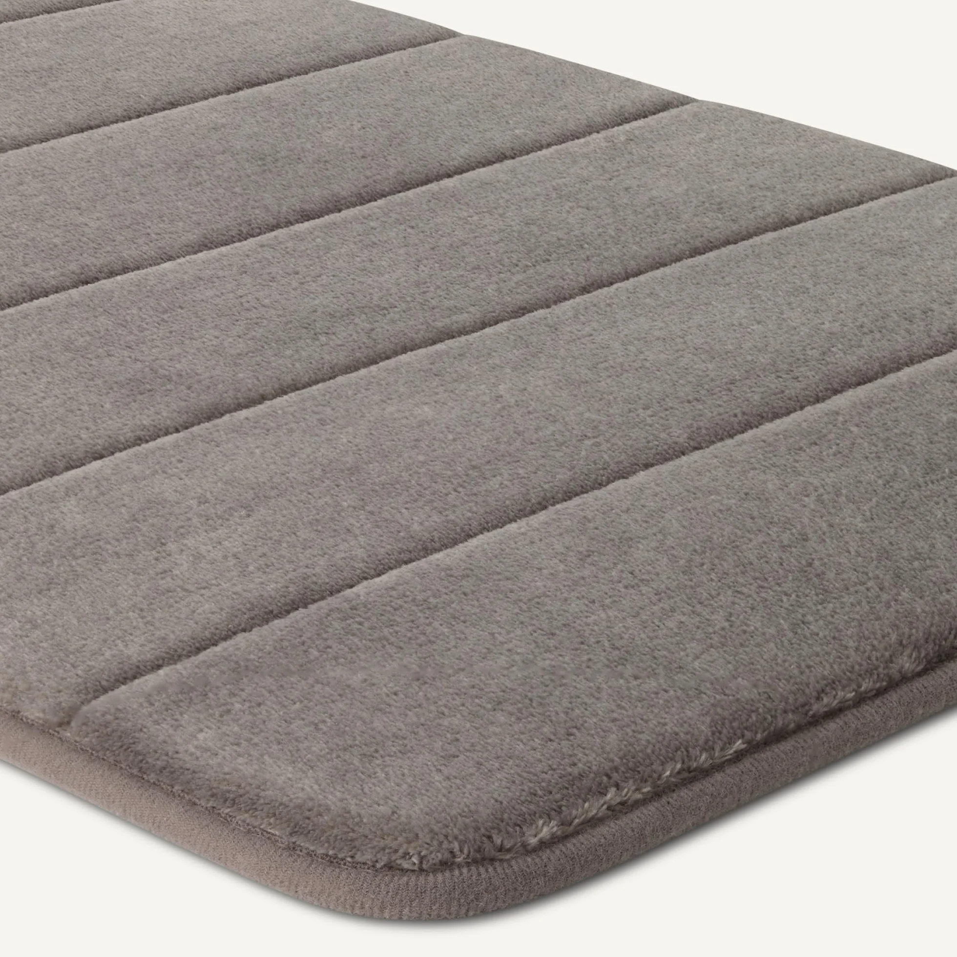 Amazon Basics Alfombra de Baño Antideslizante Espuma viscoelástica, Alfombrilla Ducha Ultra Suave, Absorbente, Secado Rápido, Lavable, 43x61 cm, Gris Oscuro