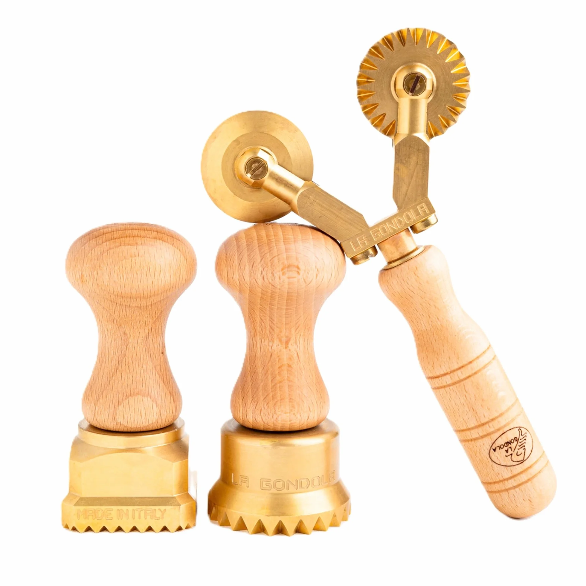 La Gondola Set de 3 Utensilios para Pasta Fresca - Cortador de Raviolis Cuadrado Festoneado 45x45 mm y Redondo Festoneado 50 mm y Cortador de Rueda Doble | Cortapastas de Latón y Madera Natural