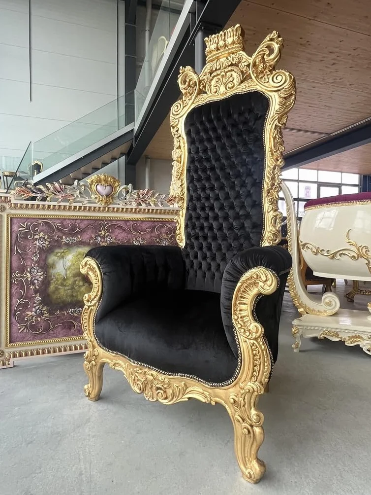 CasAmin Home & Living Sillón gigante con corona dorada, trono de terciopelo negro con mechones de pelo en estilo barroco con acabado dorado para decoración comercial como decoración de fiestas y