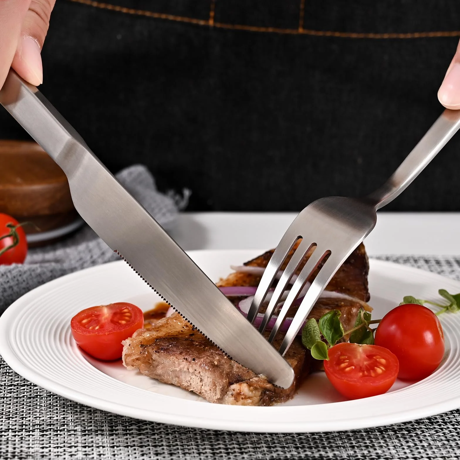 KINGSTONE Juego de cubiertos forjados, juego de cubiertos mate para 8, cubiertos de acero inoxidable 18/10, acabado satinado mate para el hogar, restaurante, boda, fiesta (plata mate)