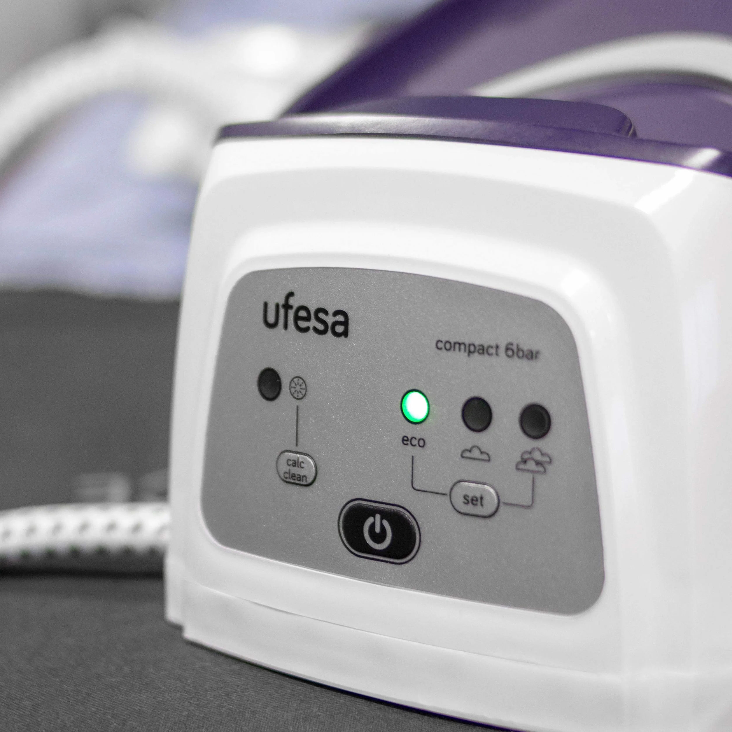 Ufesa PL2450 Centro de Planchado Compacto, 2400W, 6 Bares, Golpe de Vapor Max 350gr y Constante 0-120 gr /min, Suela Cerámica, Temperatura CareTemp, Sistema Antical sin Consumibles