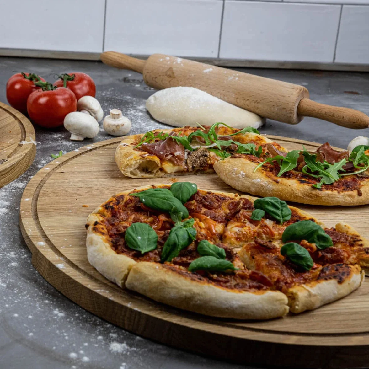 BOSKA Tabla de pizza Friends XXL - Plato de pizza de madera de roble - Diámetro: 47 cm - Plato de pizza redondo con bandeja de recogida práctica - También apto para desayuno, almuerzo y
