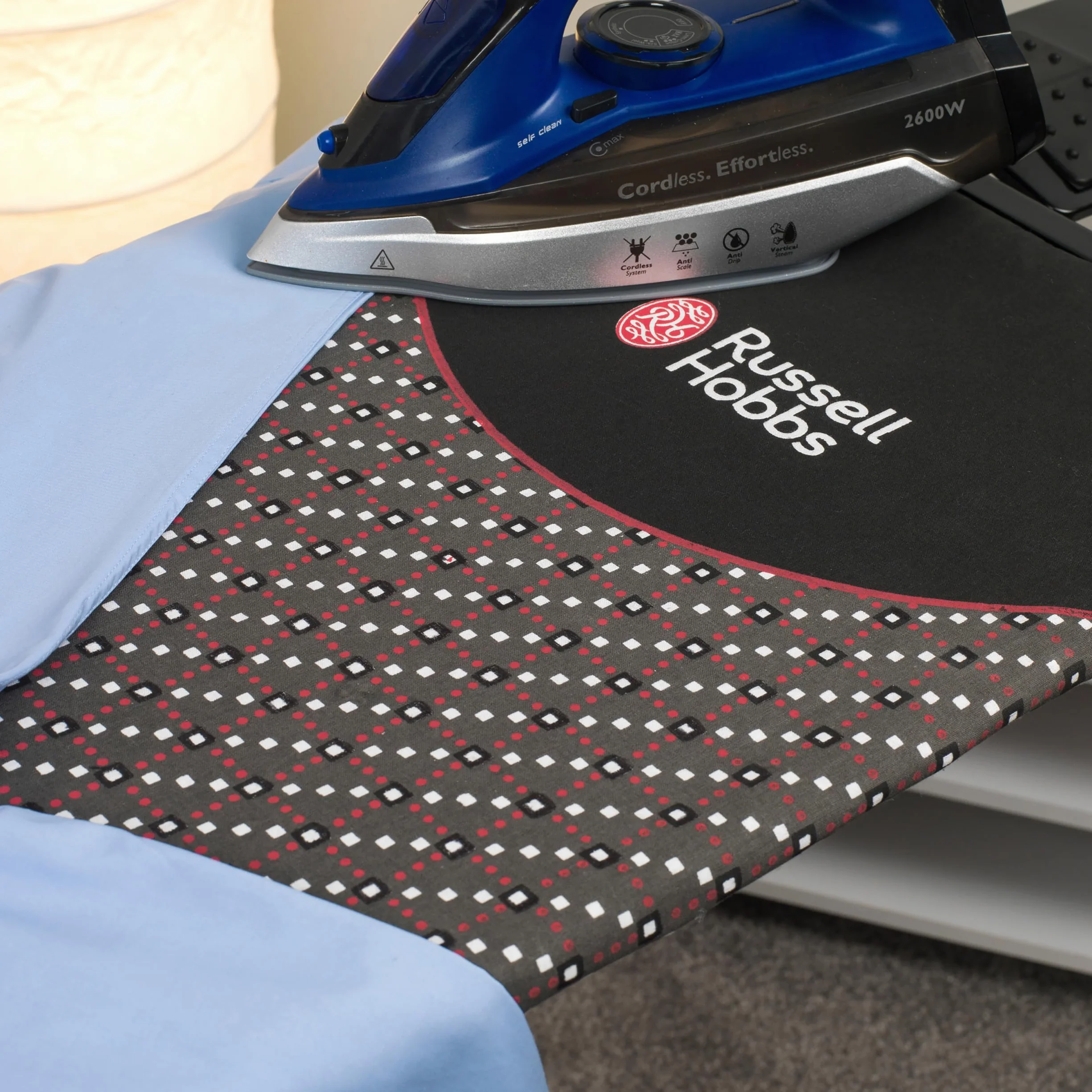 Russell Hobbs LA043153BLK Tabla De Planchar, Portátil Y Facil De Usar, con Ajustes De Altura, Patas Antideslizantes, Metal, Patas Antideslizantes, Incluye Soporte para Plancha, 122 x 38 x 90, Negro