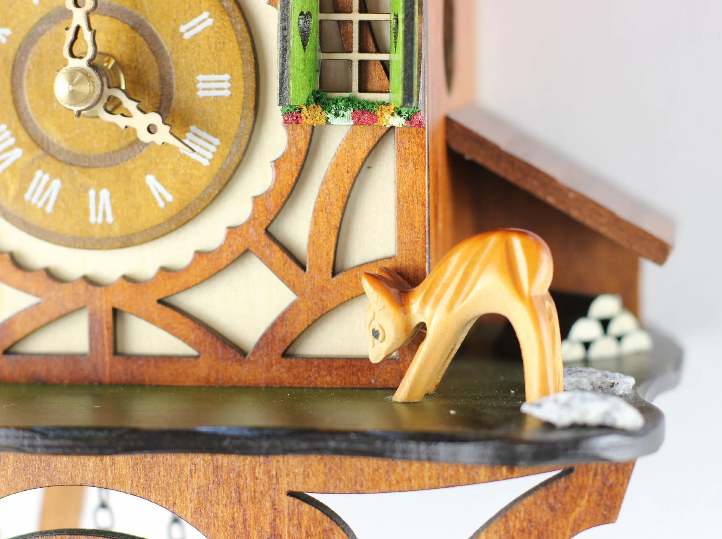 Reloj de cuco de la Selva Negra de madera auténtica con mecanismo de cuarzo con funcionamiento a pilas y sonido de cuco. Mecanismo musical, 24 cm de Uhren-Park Eble - Eble -Fachwerkhaus