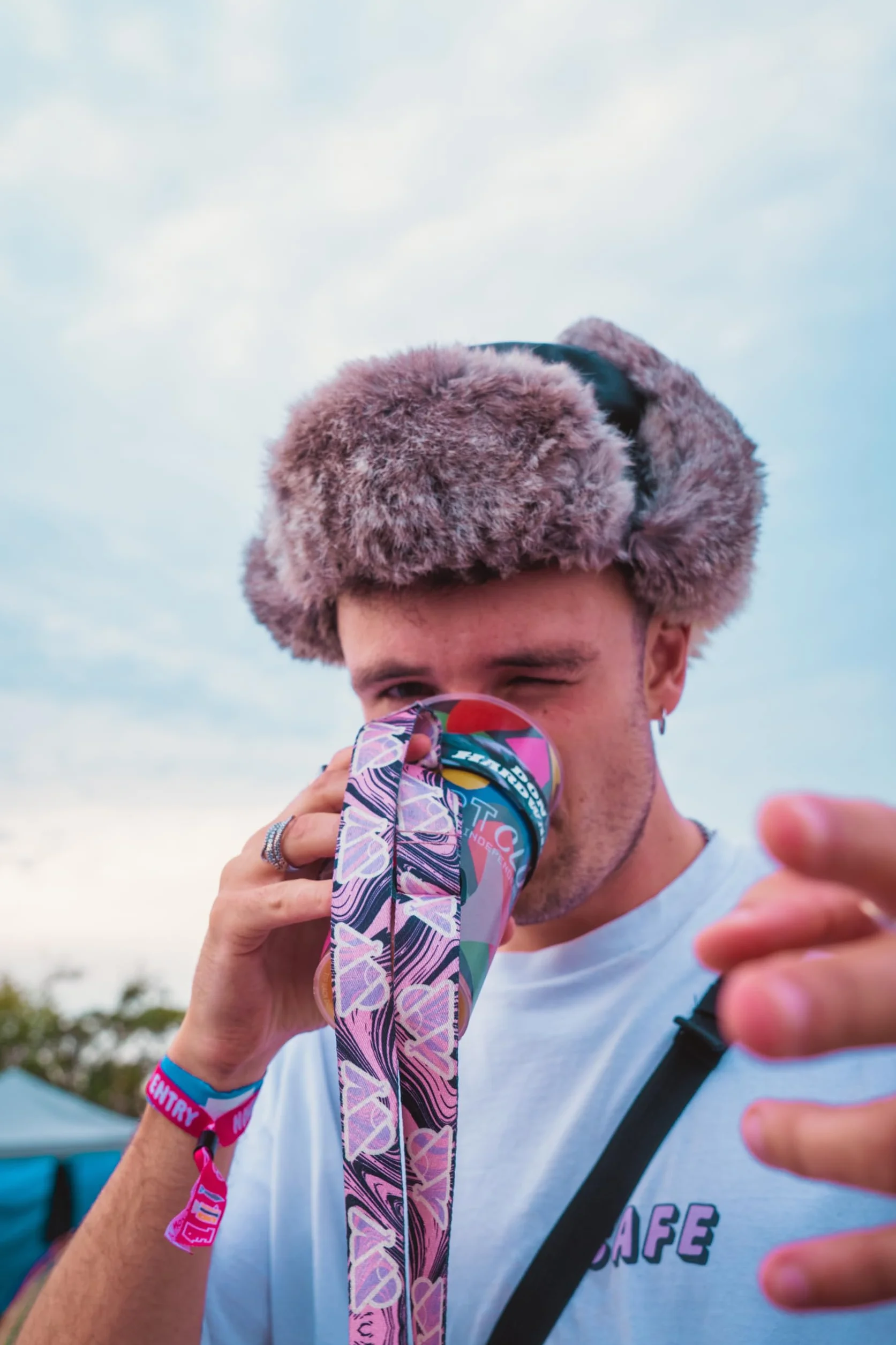 Portavasos Festival con Correa: Porta Botellas de Agua y Vasos Manos Libres, Collar para Fiestas
