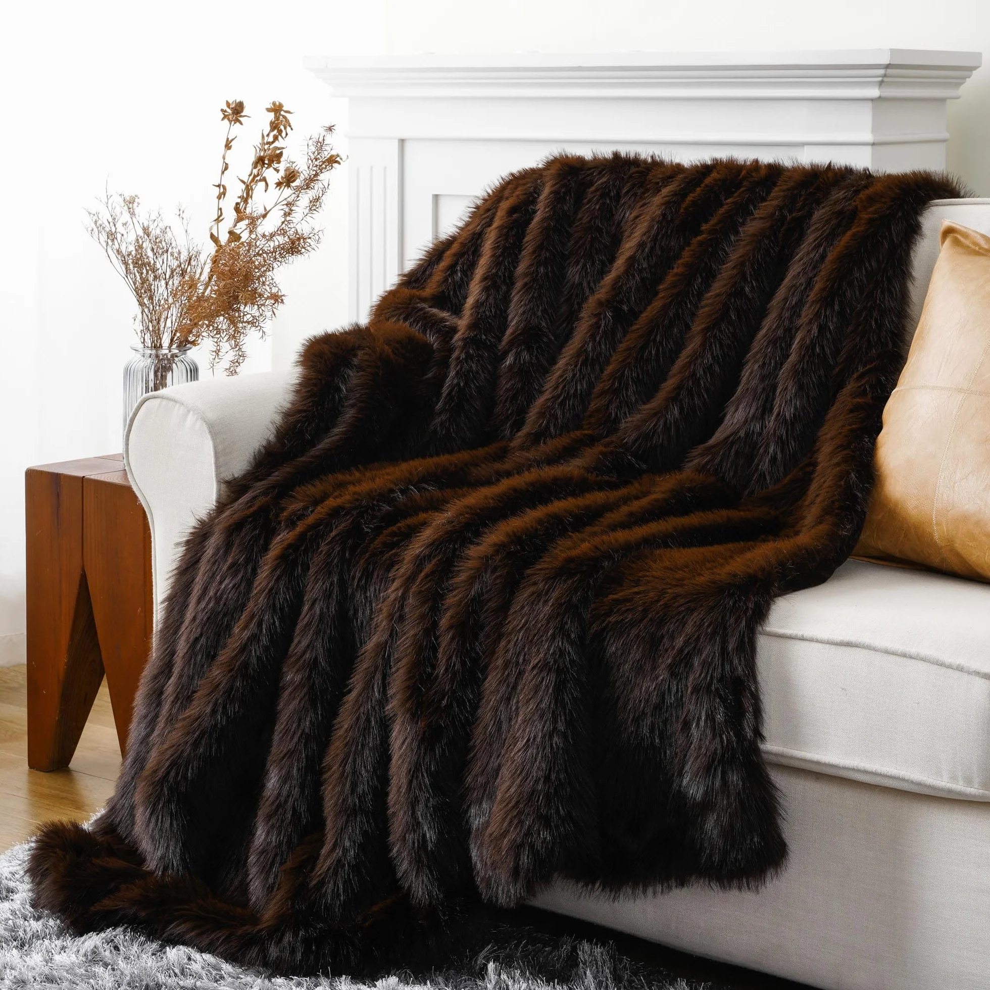 Batiilo Manta de Pelo Imitación Marrón Chocolate 127x152 cm - Manta Gruesa de Peluche Larga Ultra Suave y Cálida para Sofá, Cama o Decoración del Hogar - Tamaño Mediano