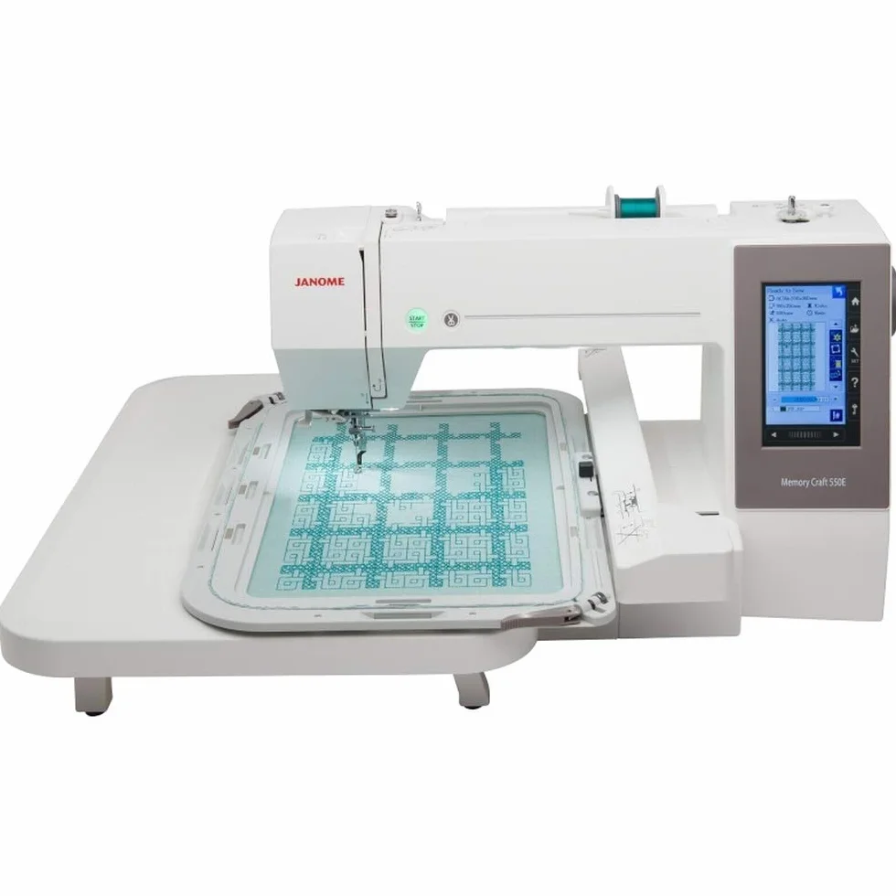 Janome MC 550E Máquina de bordar, incluye 4 bastidores, con una superficie de bordado de 360 x 200 mm