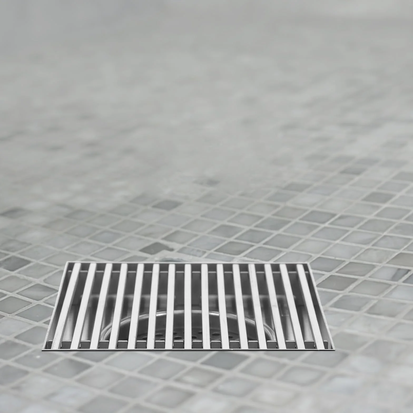 Rejilla Cuadrada de Drenaje en Acero Inoxidable 304 para Patio | Gran Diámetro, Acabado Plata, Diseño Antiobstrucción, Uso Exterior en Jardines y Patios