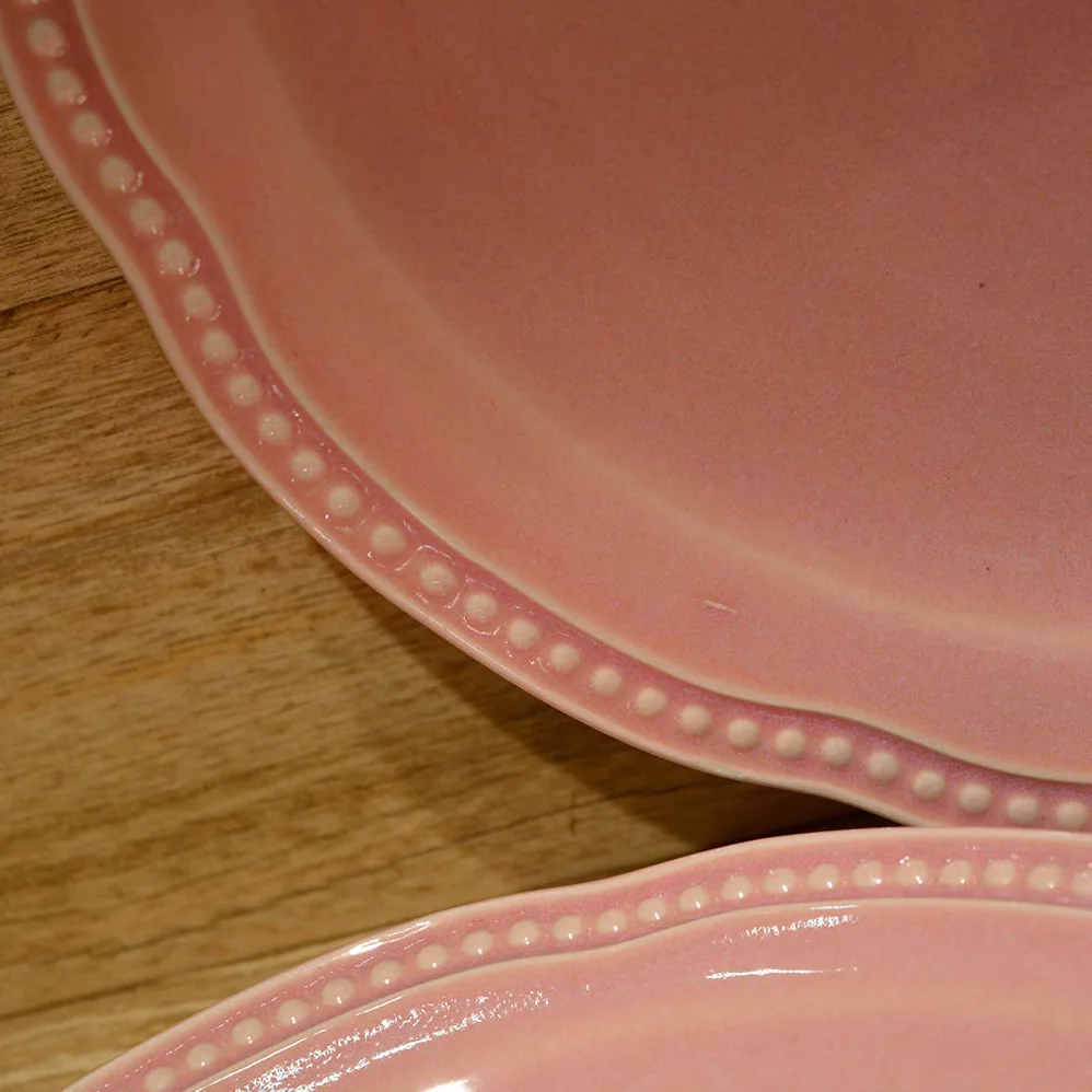 Vajilla Florencia Color Rosa Formada por 18 Piezas: 6 Platos Hondos, 6 Platos Llanos y 6 Platos Postre. Fabricada en gres vitrificado con esmalte brillante.