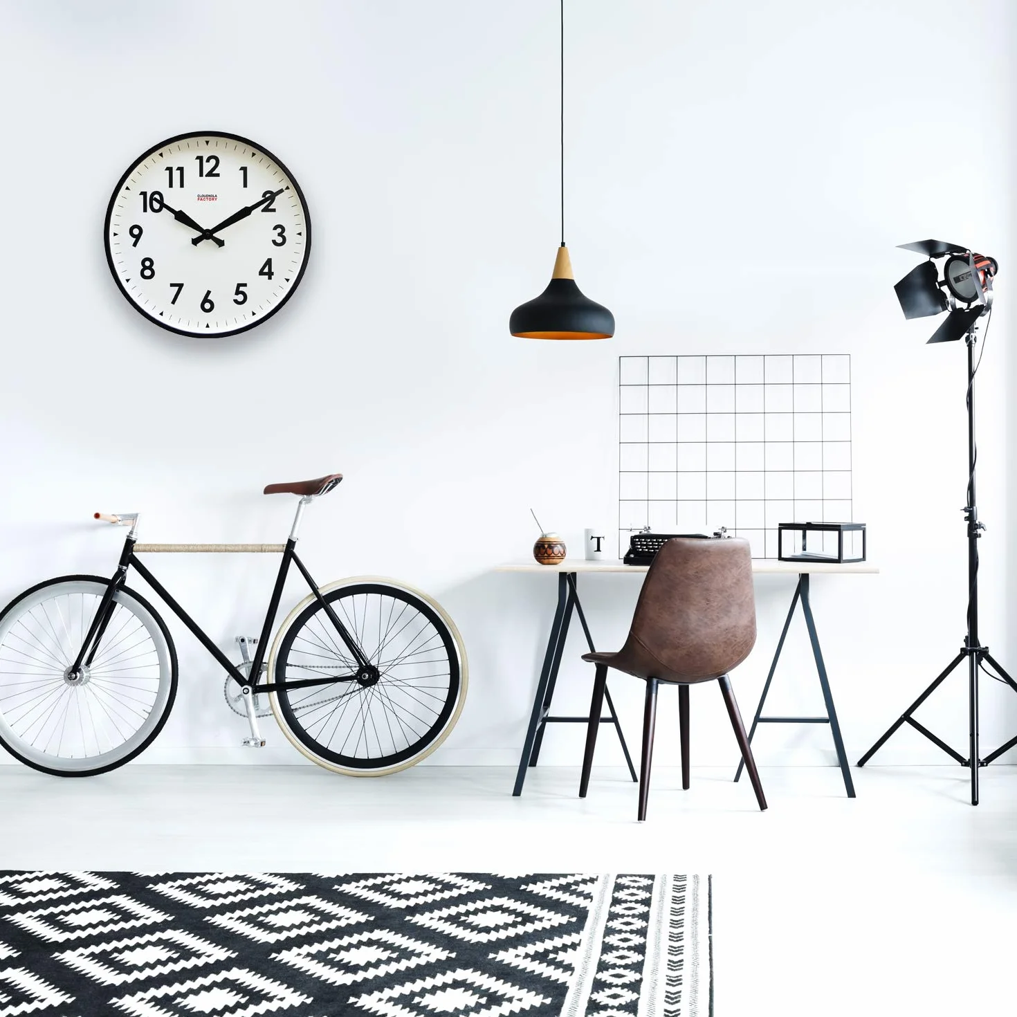 Cloudnola Reloj de Metal, Estilo Industrial, Reloj de Pared de diseño contemporáneo, Movimiento de Cuarzo silencioso, Negro