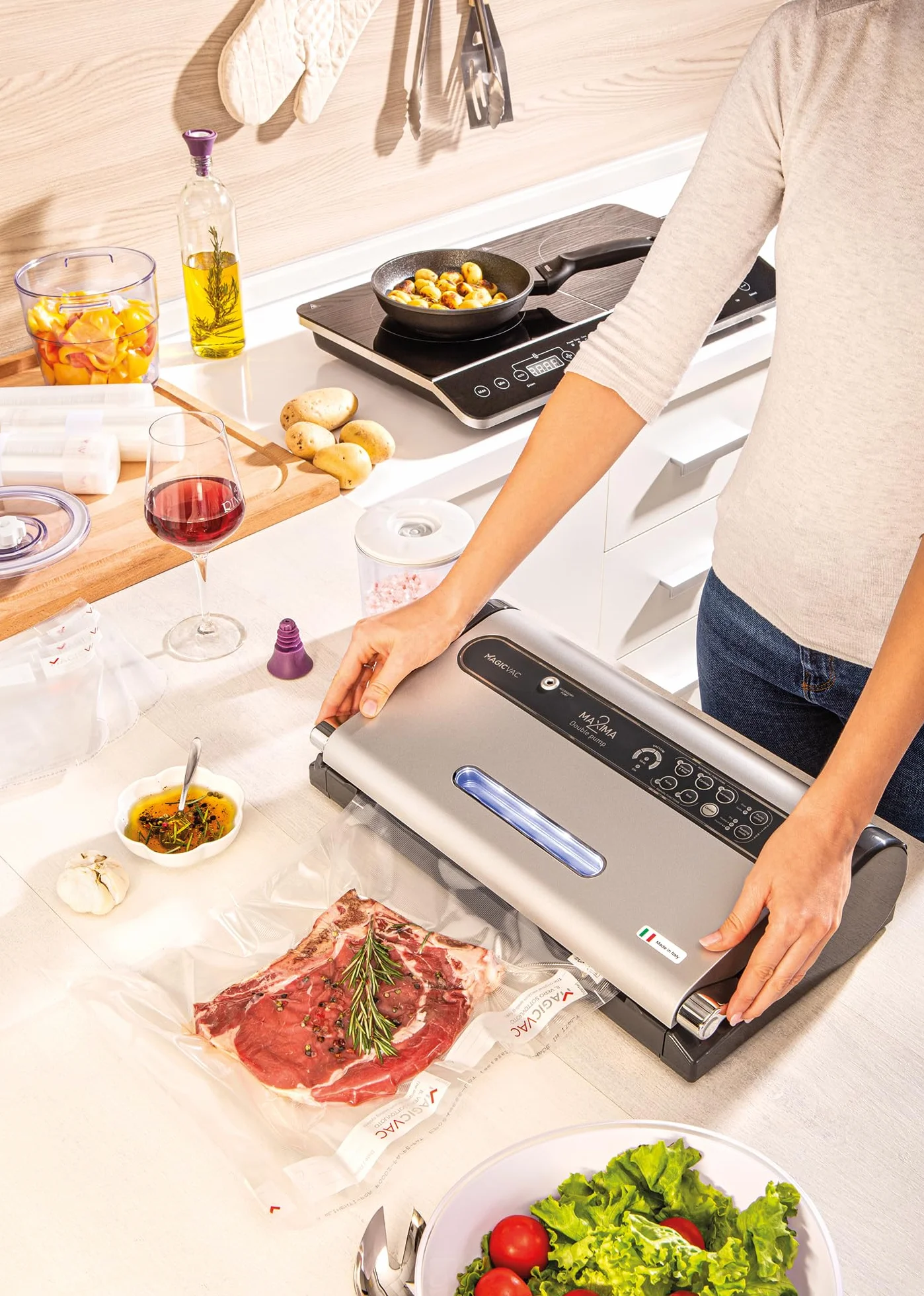 Magic Vac Maxima 2, Máquina Envasadora al Vacío Multifunción para Bolsas al Vacío, Sellado Profesional para Cocinar, Marinar, Sistema Patentado Hecha en Italia, Color Plateado Negro