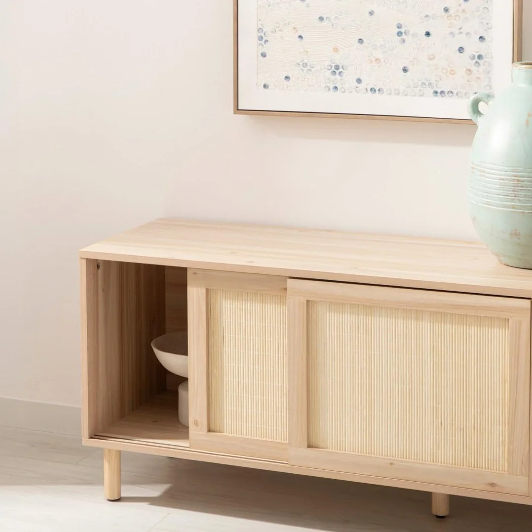 Mueble TV Timor, acabado madera y bambú natural, estilo original y cálido, 2 puertas correderas, 2 estanterías, pasacables, dimensiones 140 x 54 Cm.