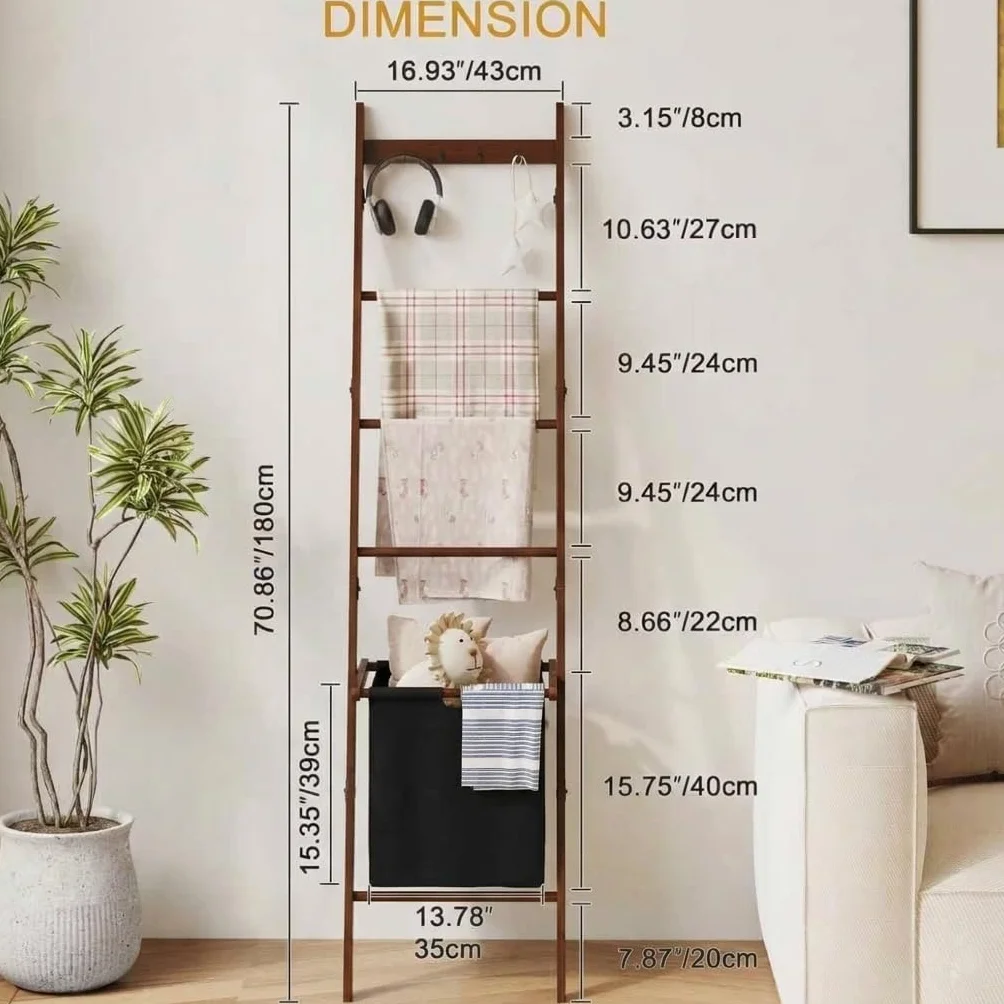 BAMBANG Escalera de manta con cesta, soporte para edredón de 5 niveles, toallero con 4 ganchos para sala de estar, estante decorativo inclinado de pared con cesta de almacenamiento, marrón bambú