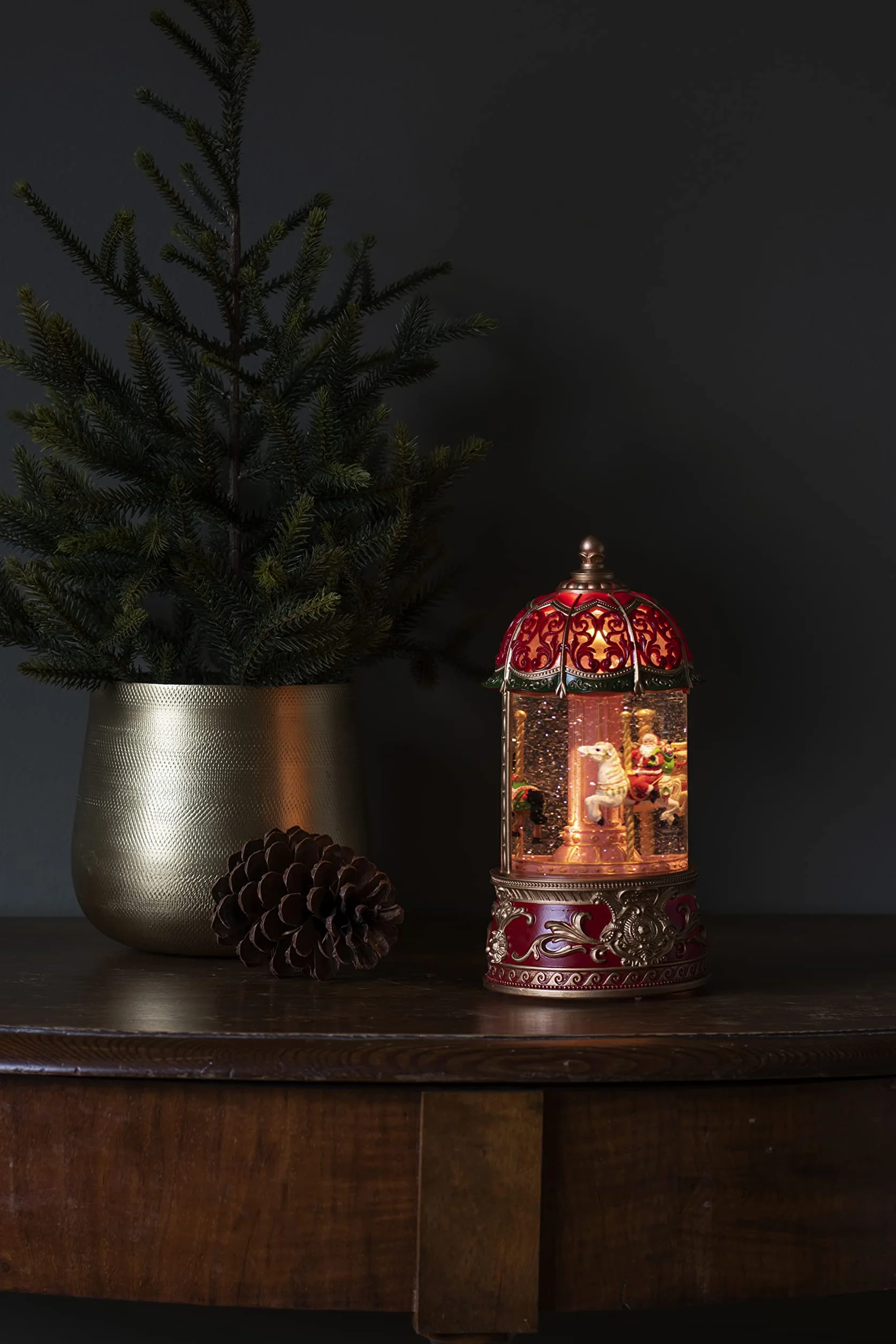 Konstsmide Bola de Nieve LED para decoración navideña, carrusel Giratorio de Navidad, Relleno de Agua, con Temporizador de 5 Horas, Funciona con Pilas y USB, Interior, 3 Pilas AA de 1,5 V (no