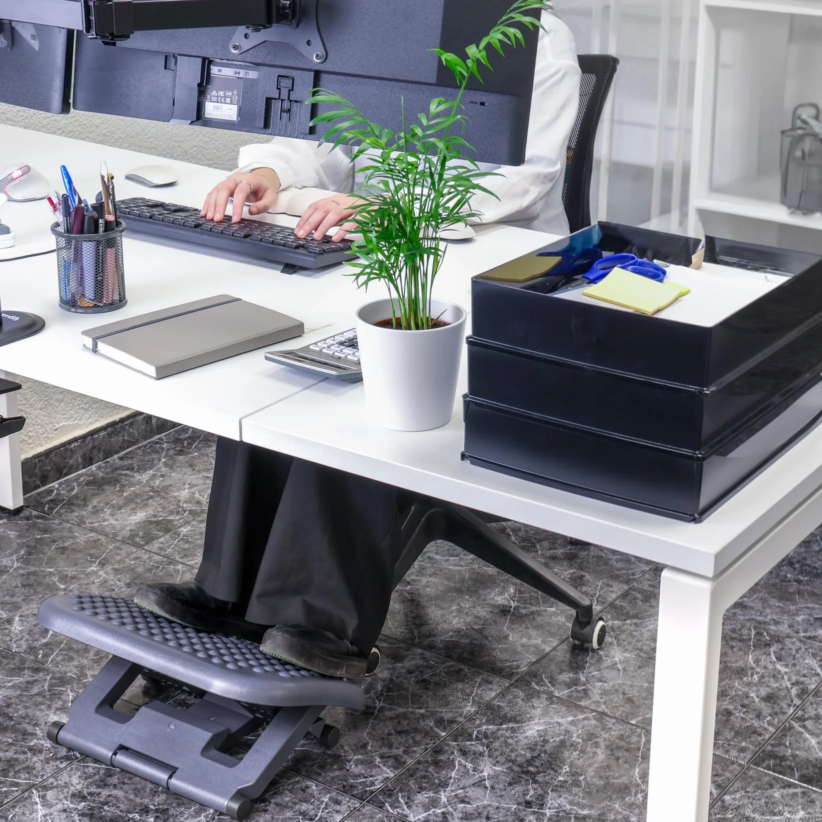 Raylu Paper – Reposapiés, Reposa pies de Oficina Ajustable en 3 Niveles, Reposapiés de Escritorio Ergonómico, Antideslizante y Efecto Masaje. Apoya Pies para Trabajo y Teletrabajo. (Modelo 20)