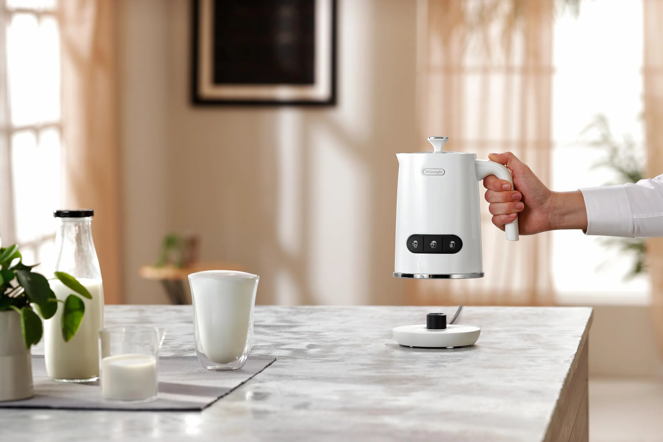 De'Longhi LatteMix EMF3.W - Espumador de leche eléctrico para leche caliente y fría y alternativas vegetales, fácil limpieza, tapa transparente, 3 botones, 250 ml, blanco