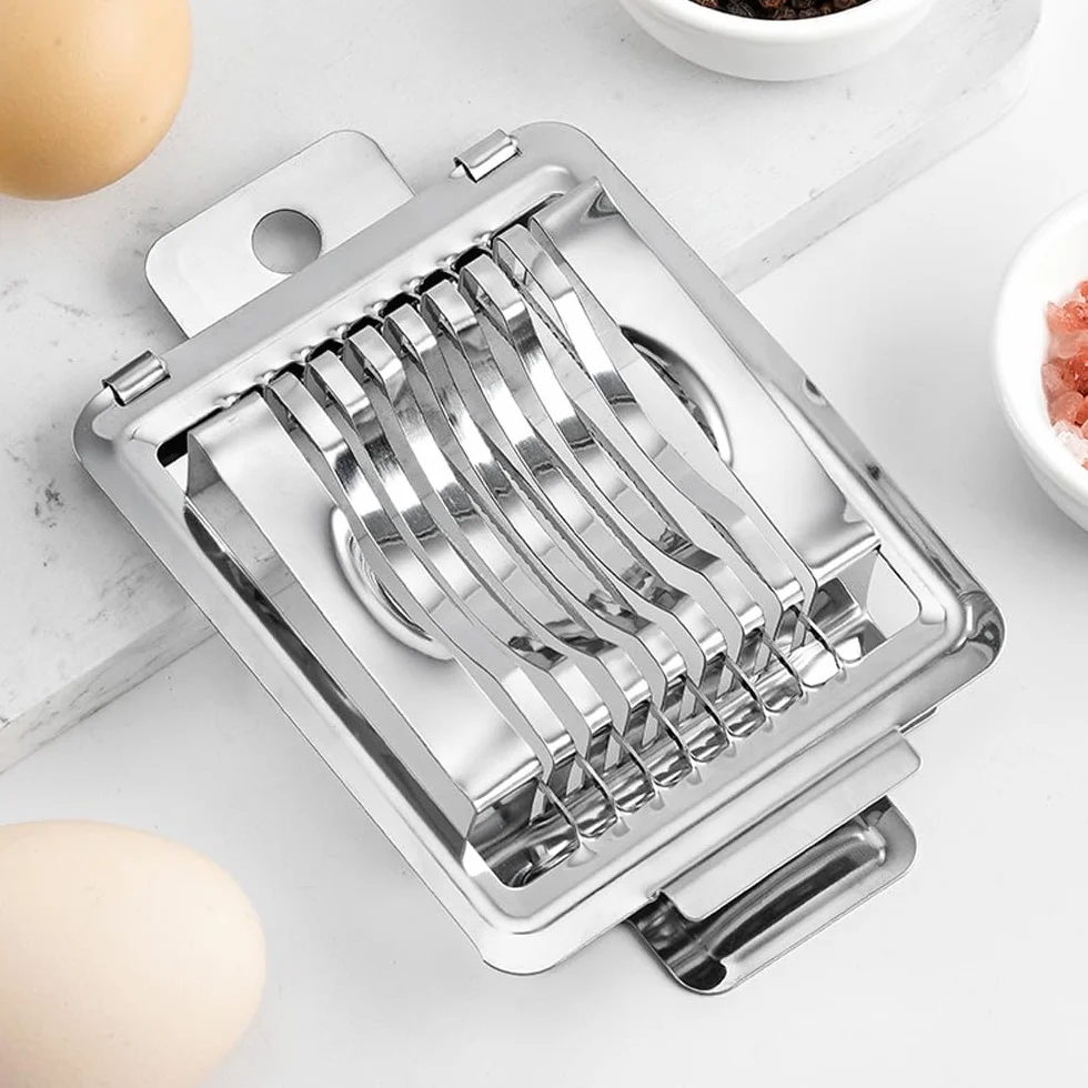 Corta Huevos Cocidos de Acero Inoxidable Pulido, Rebanador de Huevos Gourmet con Cuchilla Dentada