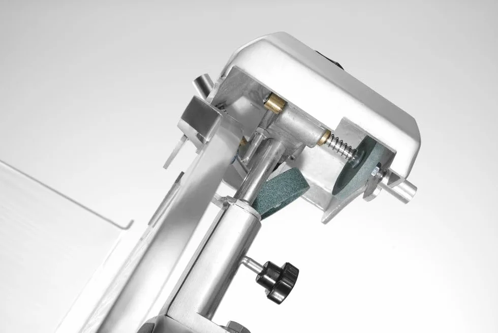 HENDI Cortadora eléctrica de carne, cortafiambres multiusos, Profi Line 300, Ø cuchilla: 300mm, espesor de corte (0-14mm), 220-240V, 420W, 602x573x(H)456mm, plateado, aluminio, acero inoxidable