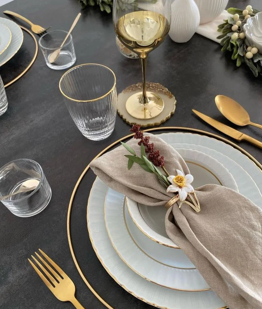 ECHTWERK Avelino Gold Edition - Cubertería (16 piezas, para hasta 4 personas, acero inoxidable 18/10, mate, para mesa de comedor, decoración de mesa para bodas y mesa de fiesta
