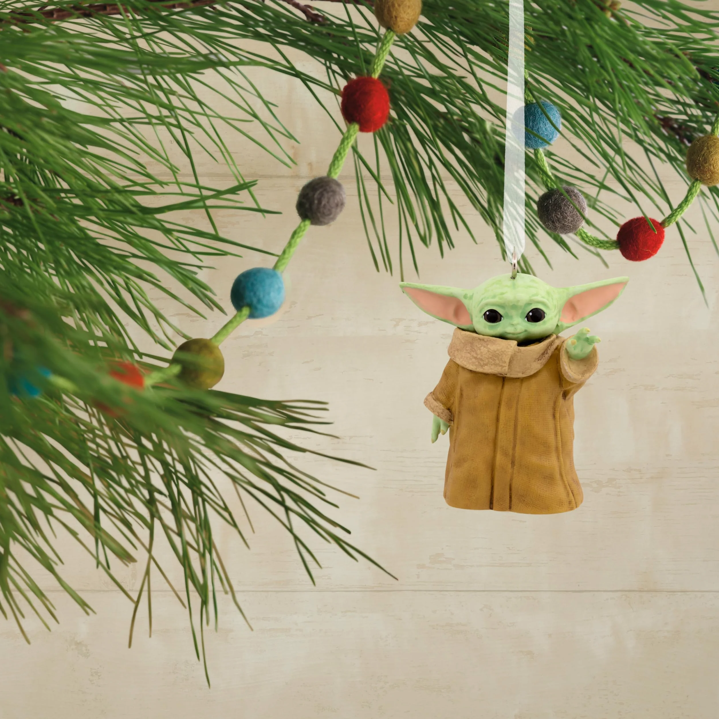 Hallmark Grogu Adorno de Navidad colgante Star Wars The Mandalorian decoración de árbol de resina