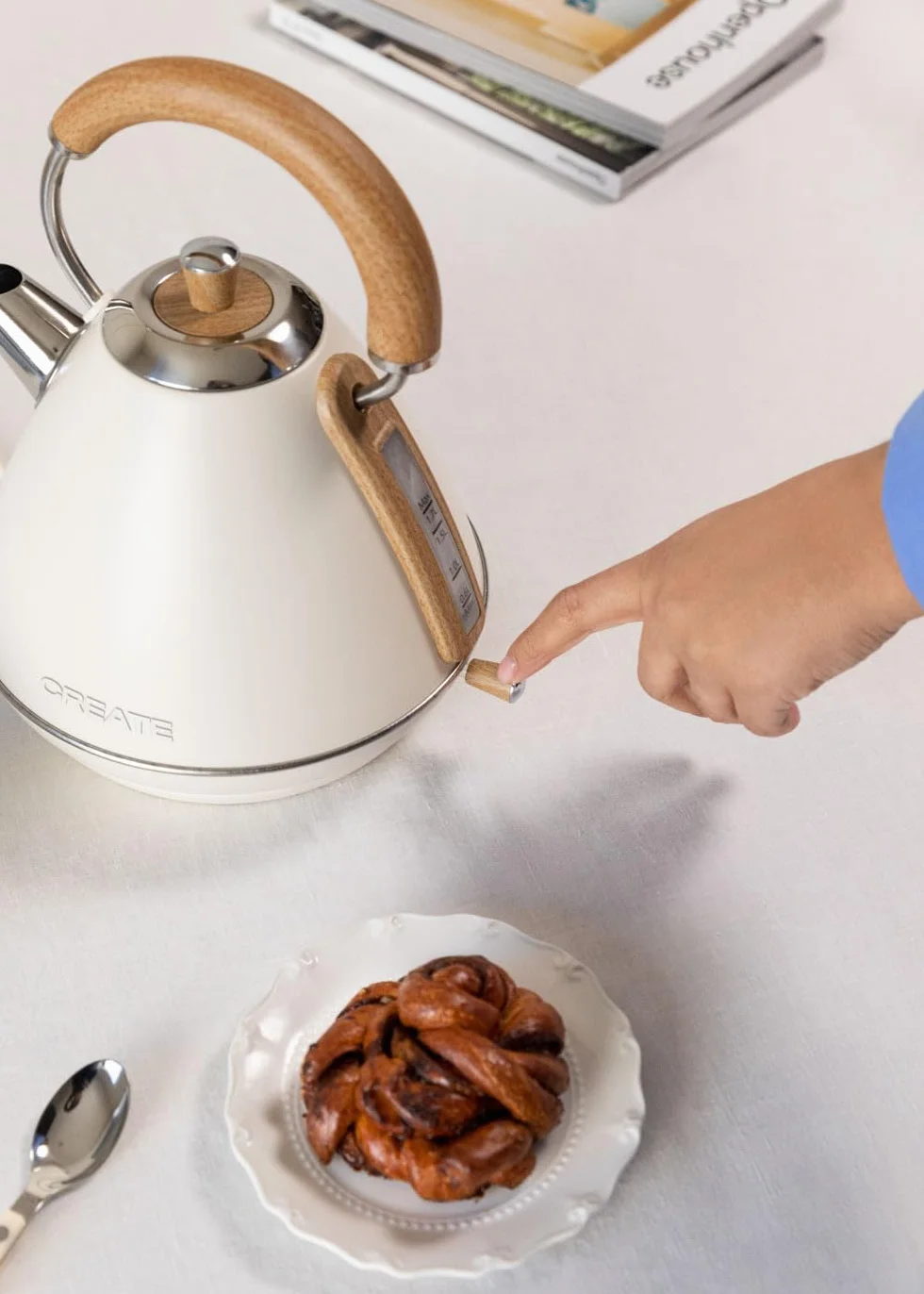 CREATE/KETTLE RETRO L/Hervidor de agua eléctrico blanco roto/Ebullición rápida, capacidad 1,7l, apagado automático, filtrado anti-cal, autoapagado, indicador de nivel de agua, Ø19 cm, 2200 W