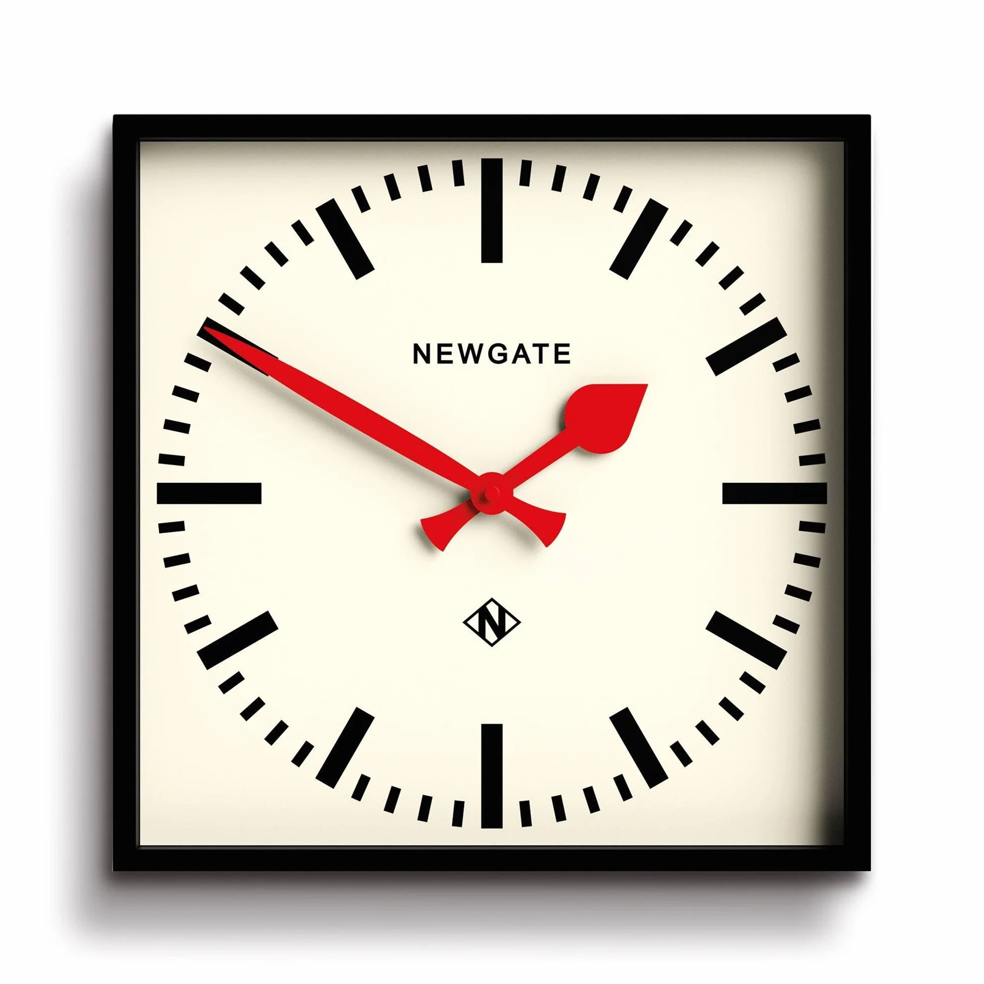 NEWGATE® Number Five Reloj de Pared | Reloj de estación Moderno de inspiración Retro Cuadrada | 40cm | Negro con Manos Rojas | Estilo de Mediados de Siglo para Cocina, salón u Oficina