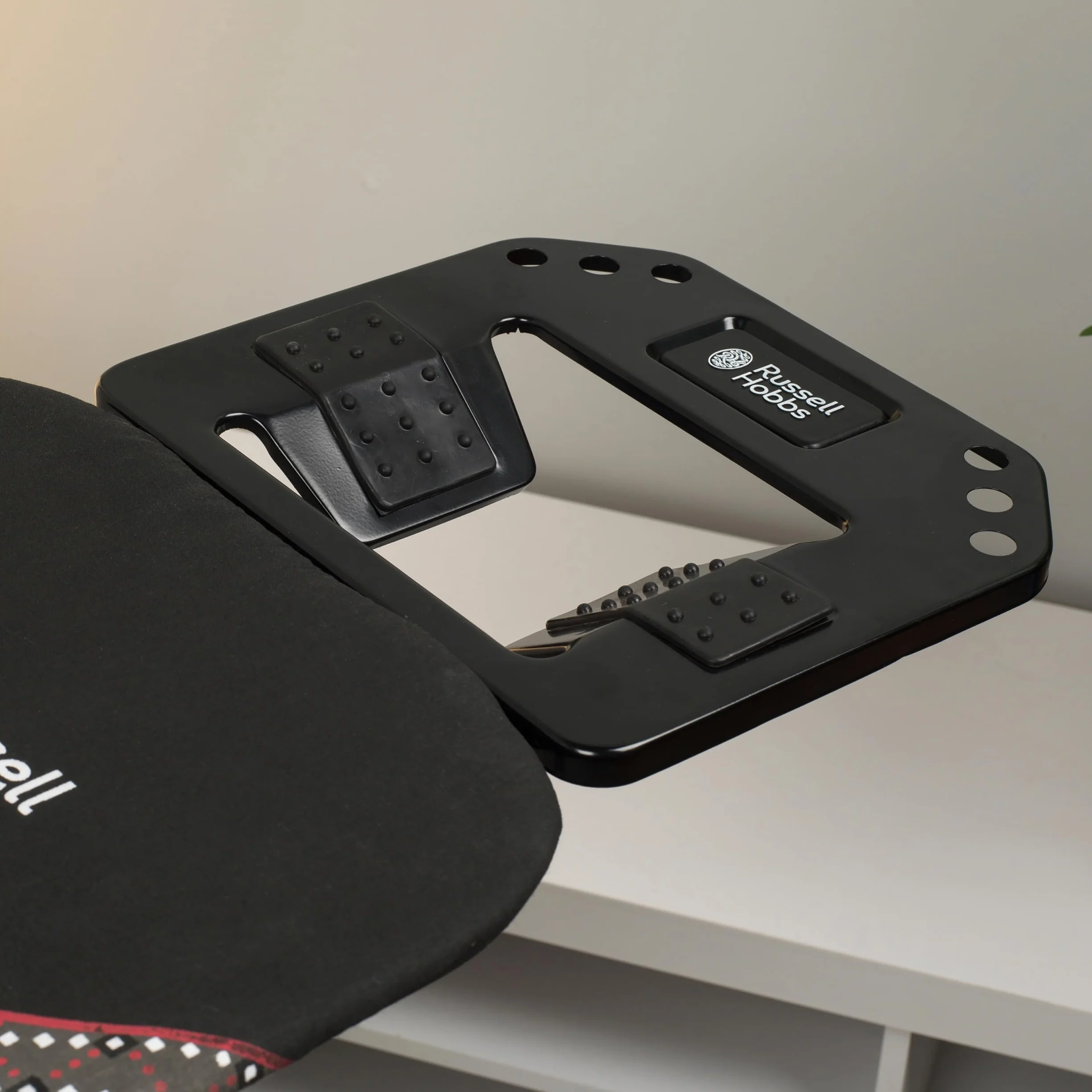 Russell Hobbs LA043153BLK Tabla De Planchar, Portátil Y Facil De Usar, con Ajustes De Altura, Patas Antideslizantes, Metal, Patas Antideslizantes, Incluye Soporte para Plancha, 122 x 38 x 90, Negro