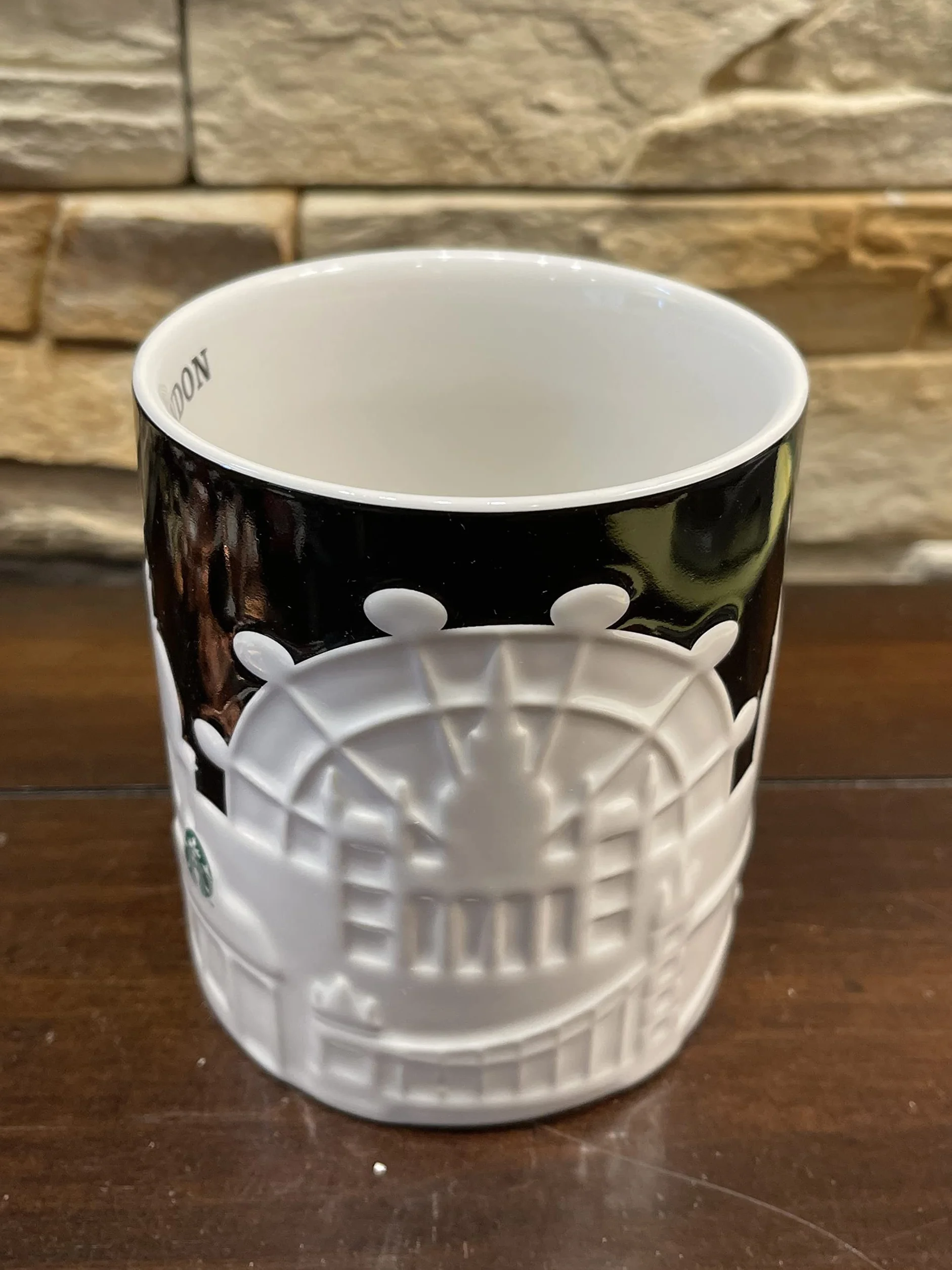 Starbucks Taza de café en relieve, altura de 10,5 cm, diámetro de 9,3 cm, gres loza, apta para lavavajillas y microondas.