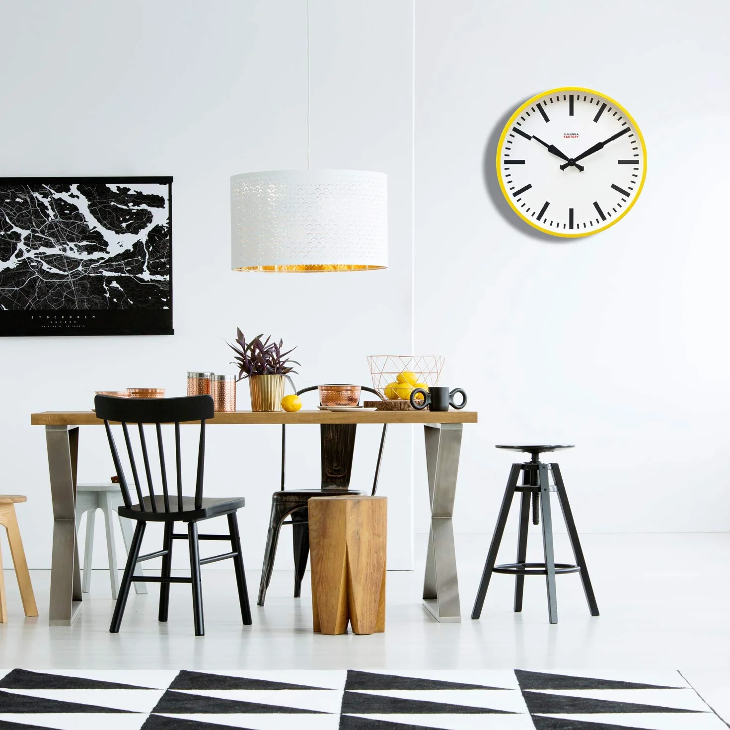 Cloudnola - Reloj de Metal, Estilo Industrial, Reloj de Pared con diseño contemporáneo, Movimiento de Cuarzo silencioso, Amarillo y Negro sin números