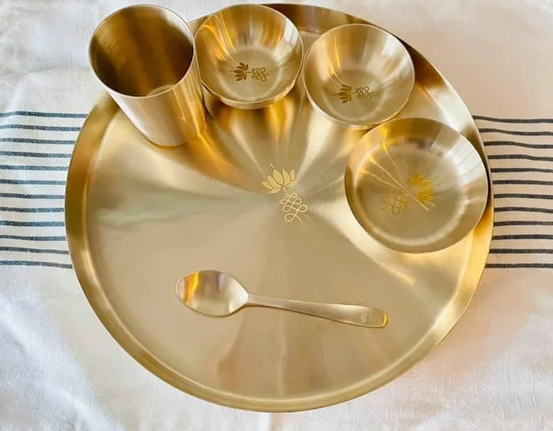Juego de vajilla con grabado de loto de bronce, material de bronce puro, diseño elegante para cenas, comedor en casa, vajilla lista para regalo