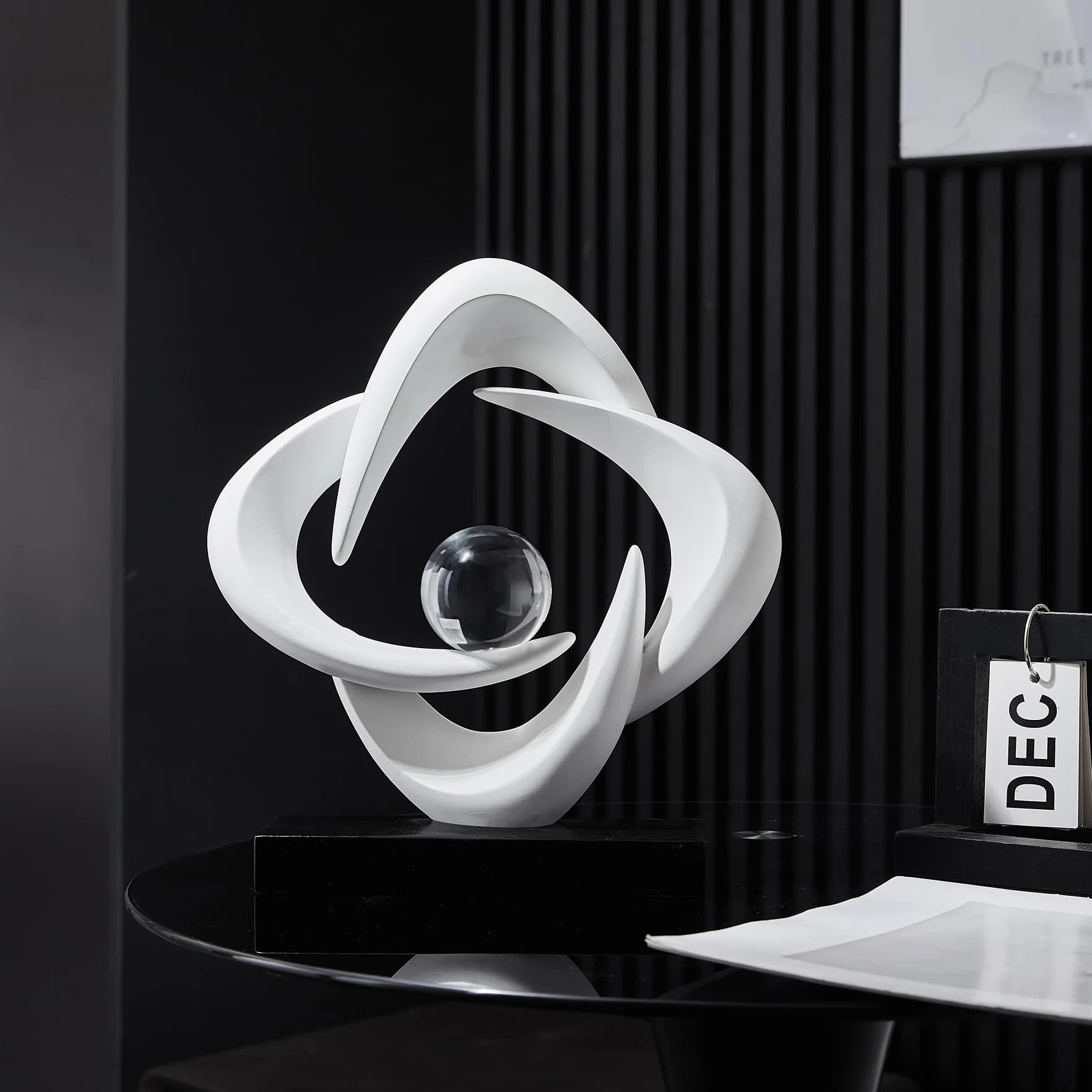 Escultura de arte abstracto, estatua decorativa dorada de resina, adornos blancos modernos para sala de estar, decoraciones modernas para mesa de café, entrada, oficina, coleccionables (blanco)