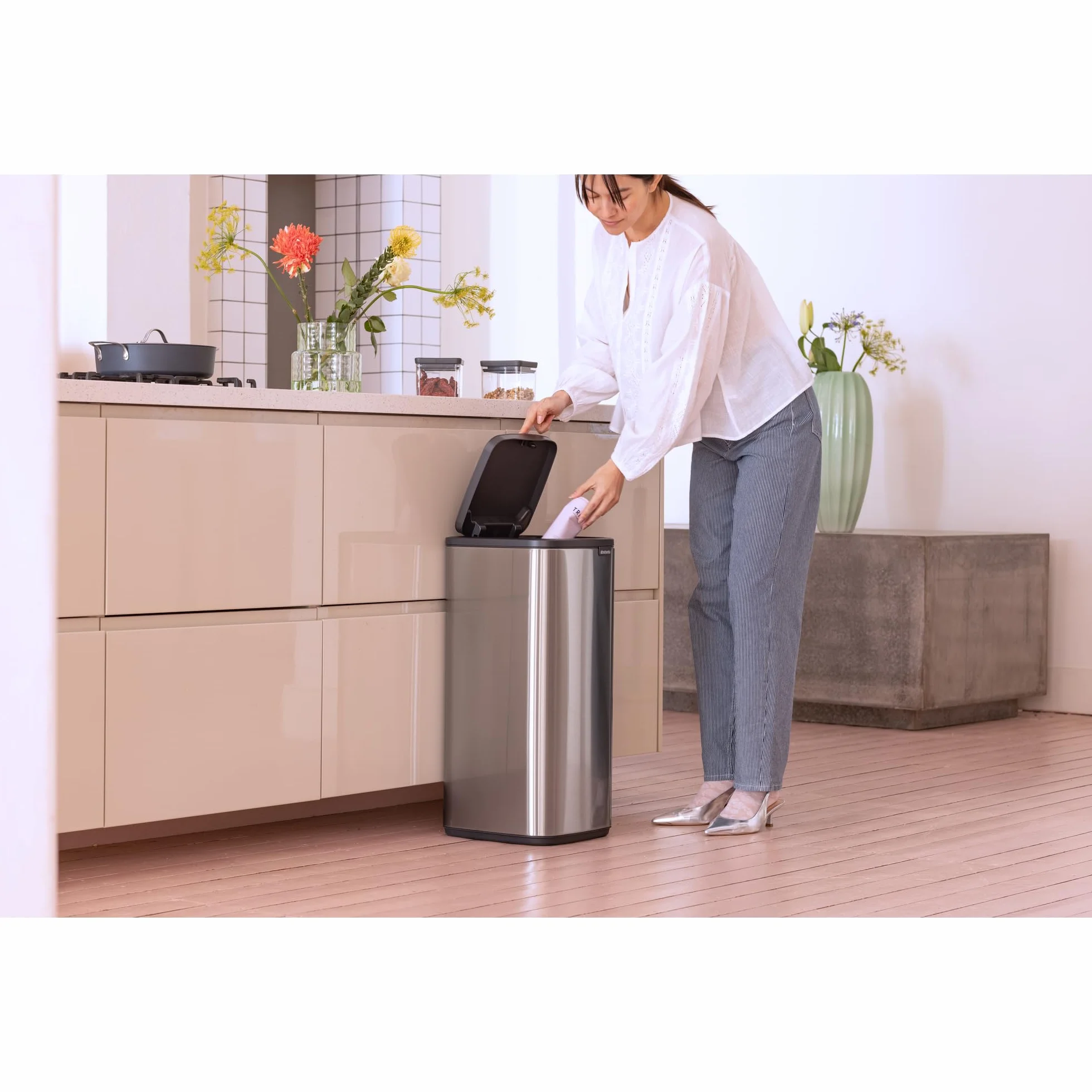 Brabantia Bo Touch Cubo de basura 30L (Plateado mate), cubo basura reciclaje rectangular y compacto, con sistema de abertura Soft-Touch, papelera cocina con cubo extraíble, incluye bolsas PerfectFit