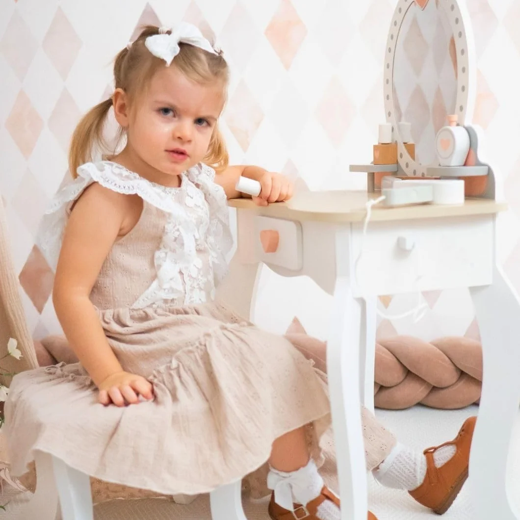 Mamabrum Maquillaje de Madera Dresser para Niñas - Vanidad con Perfume, Esmalte de Uñas, Cepillo y Lazos