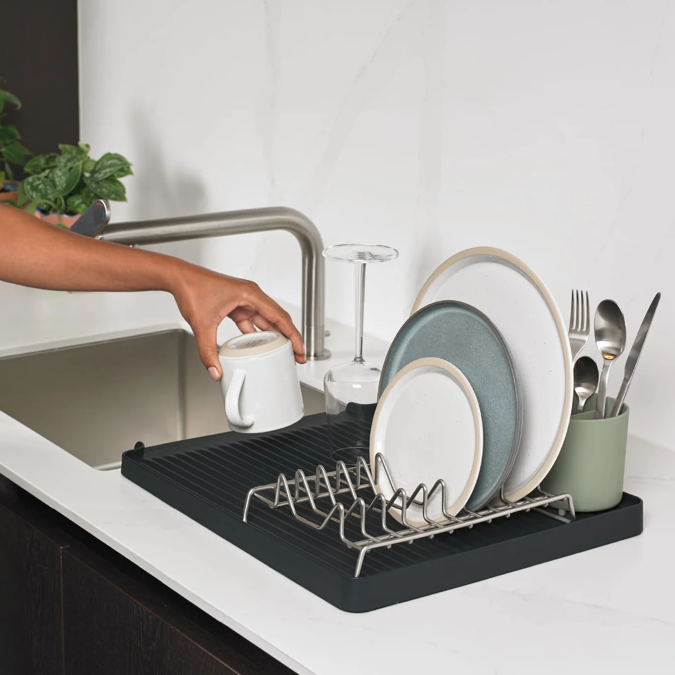 ReBorn - Escurridor de platos reciclado, escurridor de fregadero de cocina, capacidad para hasta 10 platos, cesta extraíble para cubiertos, estante de acero inoxidable, fabricado en Gran Bretaña