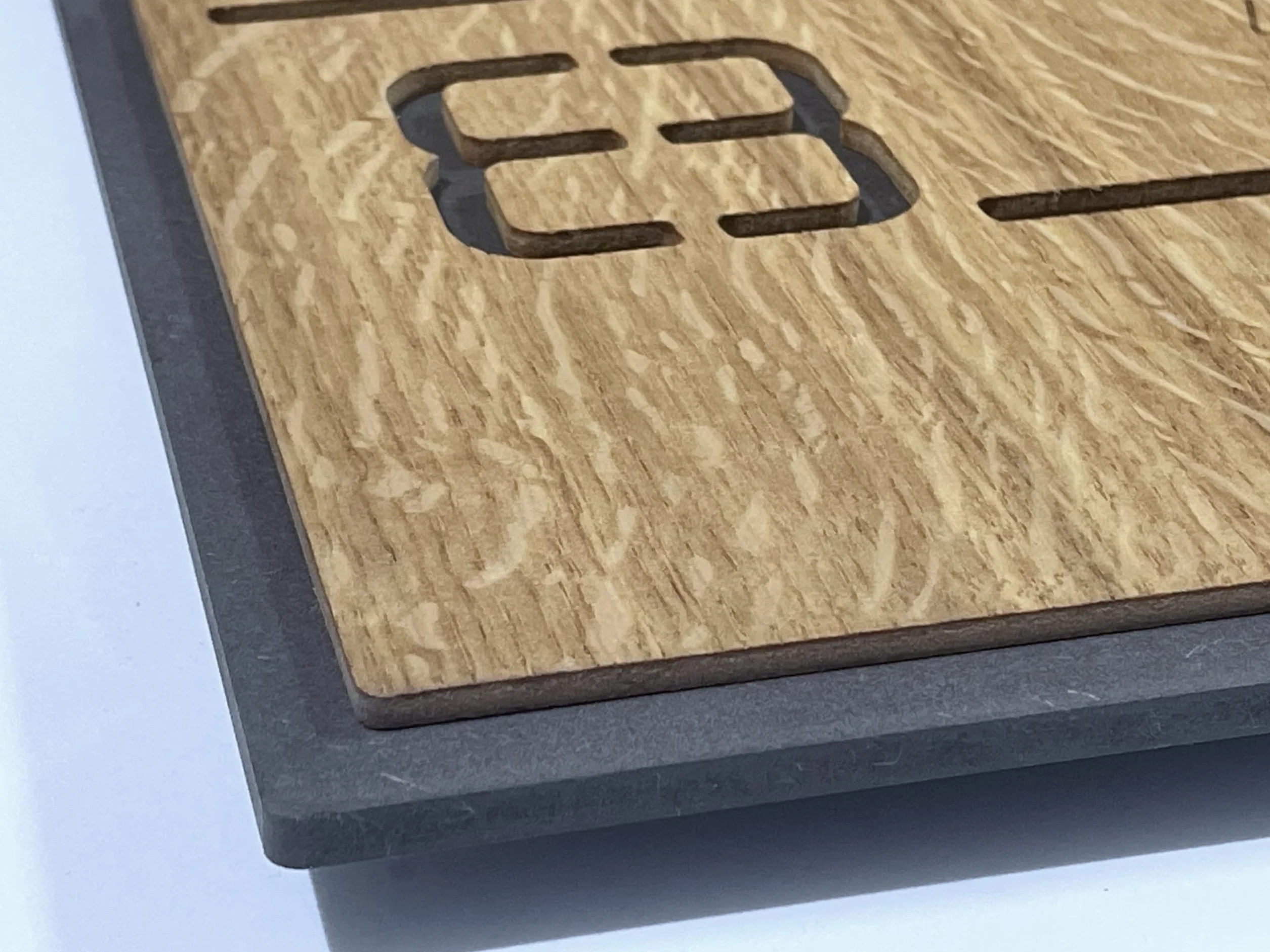 FLEXISTYLE Moderno Reloj de Pared Cuadrado Grande de Madera Eco de 50 cm de diámetro, Silencio, Aspecto de Madera, Roble, salón, Dormitorio, (Digits 40 cm)
