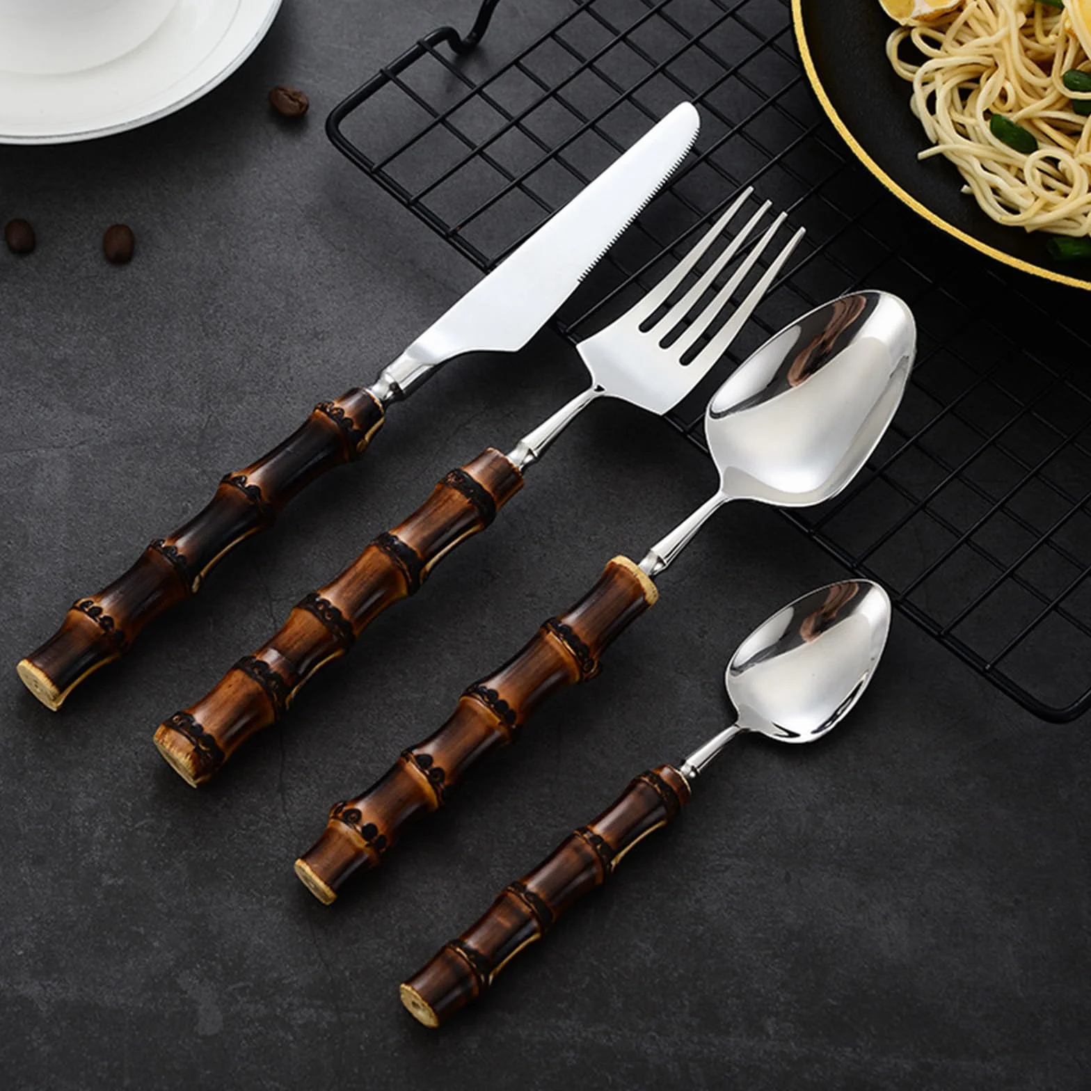 Este Juego de Cubiertos de bambú y Madera para 6 Personas Incluye un Elegante Juego de Cubiertos de Acero Inoxidable para la Mesa, Ideal para el hogar, la Cocina o el Restaurante. Cuenta con