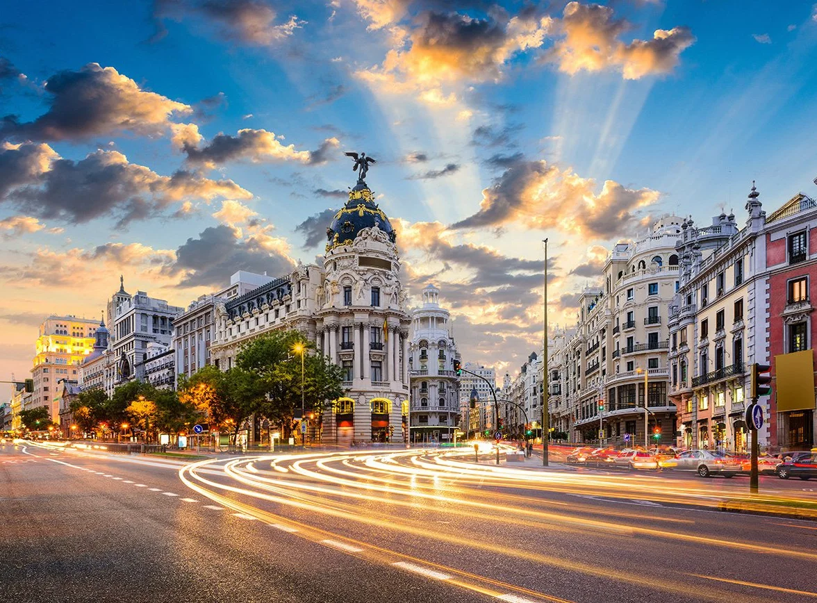 Calle de Alcalá de Madrid - Fotografía Urbana | Cuadro Canvas Wall Art | Impresión Giclée lienzo algodón puro | Bastidor 3cm | 55x75cm