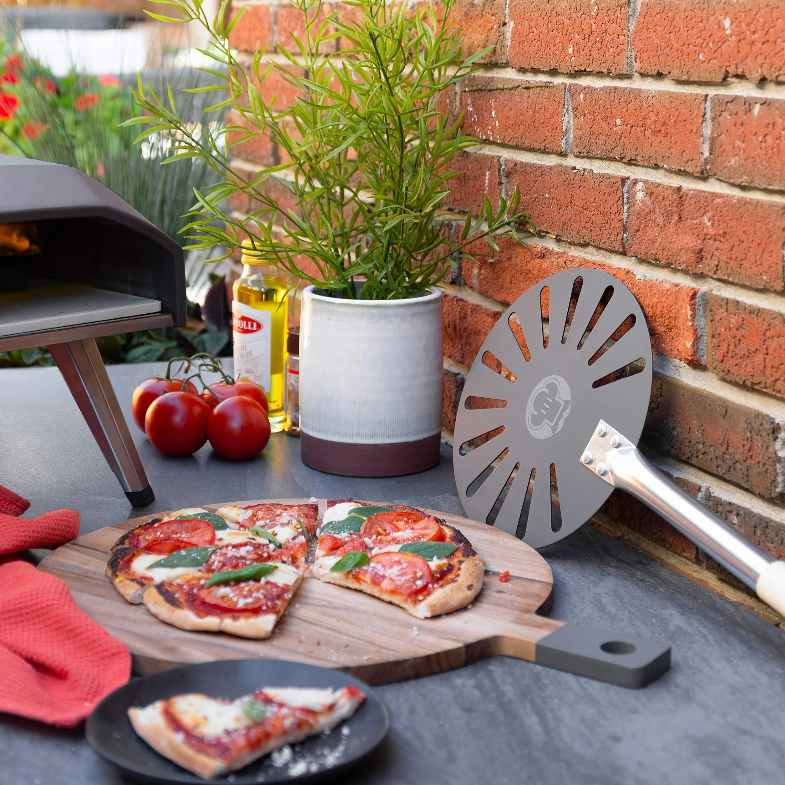 Chef Pomodoro Paleta de Aluminio 9" Mango de Madera Desmontable de Fácil Almacenamiento, 47" de Largo, Lujosa Paleta de Pizza Gourmet para Pizza Casera