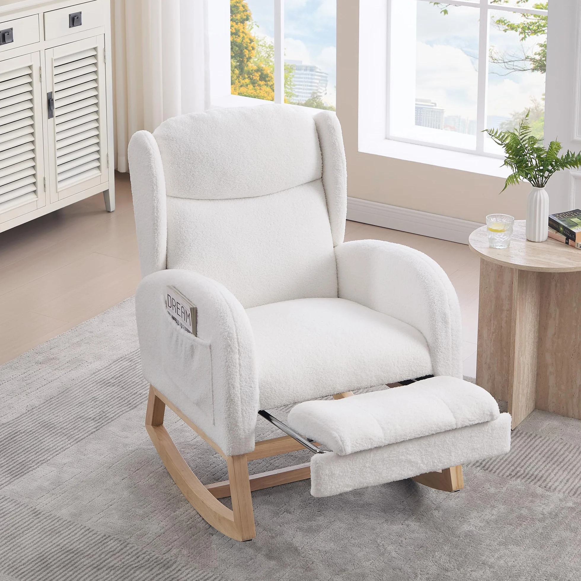 Mecedora, silla de lactancia, sillón de salón con estructura de madera, reposapiés ajustable, respaldo alto, tela teddy, con bolsillo, cómoda silla de acento para dormitorio, salón (blanco)
