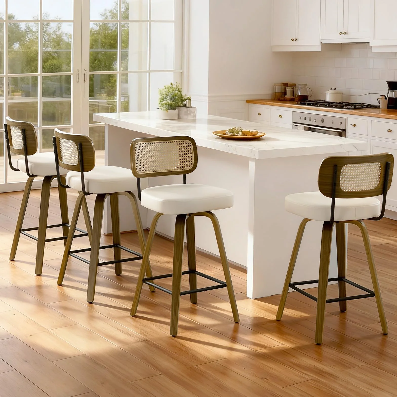 Bekrvio Juego de 2 taburetes giratorios de bar, altura de asiento 65 cm, con respaldo, tapizados en cuero PU y patas de madera de nogal, taburete de mostrador de estilo mid-century con reposapiés de
