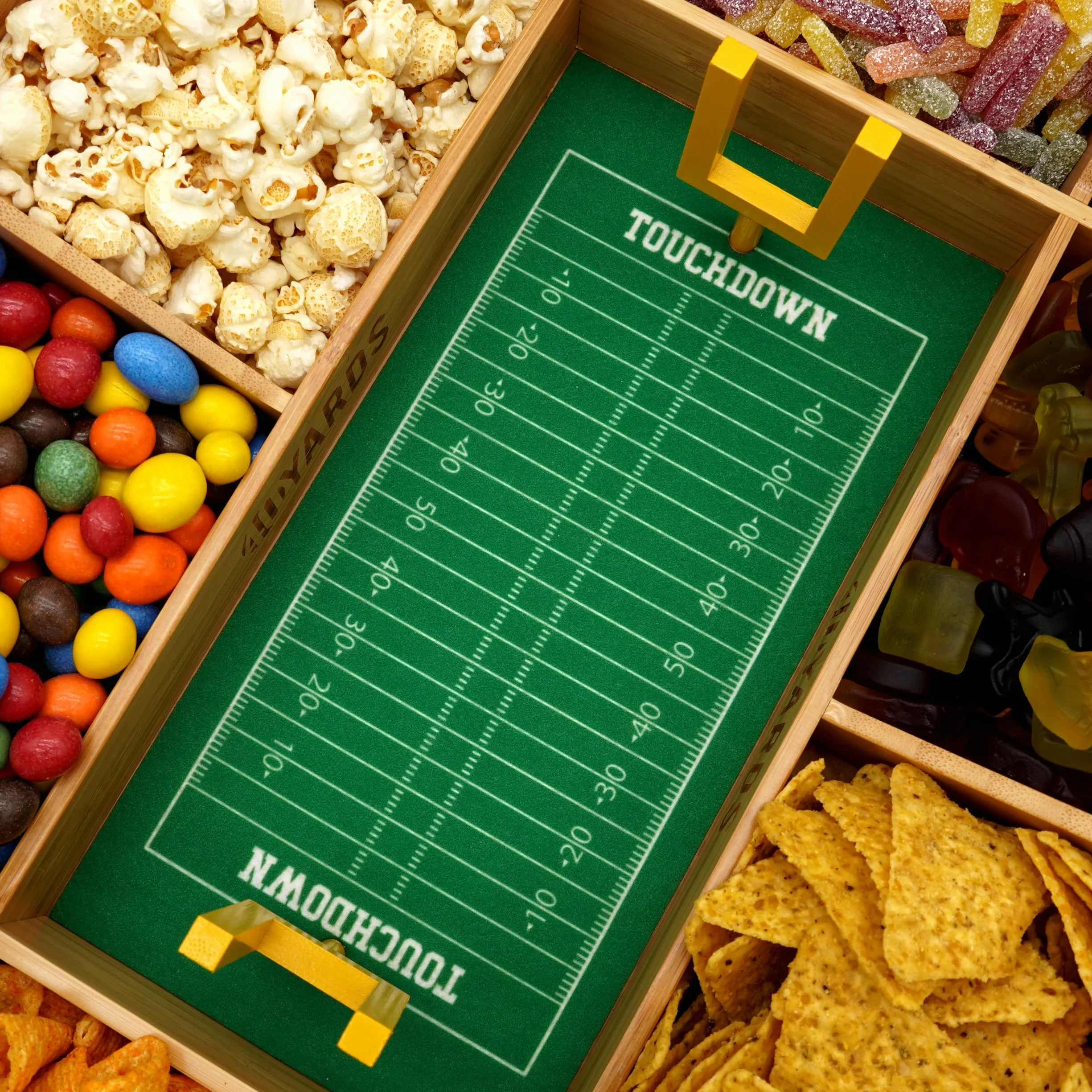 40YARDS American Football Snack Stadium - Estadio para aperitivos de madera de bambú + fieltro (suave) con marcas y 2 goles de campo amarillos | Tamaño: 50 x 36 cm | Construido | Estadio de Football